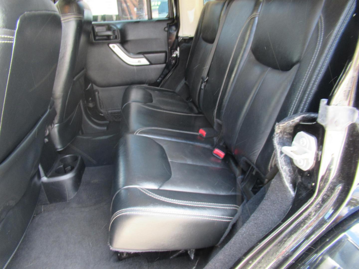 2016 Black /Black Jeep Wrangler Unlimited Sahara 4WD (1C4BJWEG3GL) with an 3.6L V6 DOHC 24V FFV engine, Automatic transmission, located at 1511 North Shepherd Dr., Houston, TX, 77008, (281) 657-1221, 29.798361, -95.412560 - 2016 Jeep Wrangler Unlimited Sahara 117,255 mi VIN: 1C4BJWEG3GL173289 Vehicle Details 4 Door Wagon/Sport Utility 3.6L V6 F DOHC 24V Gasoline Rear wheel drive w/ 4X4 - Photo#8