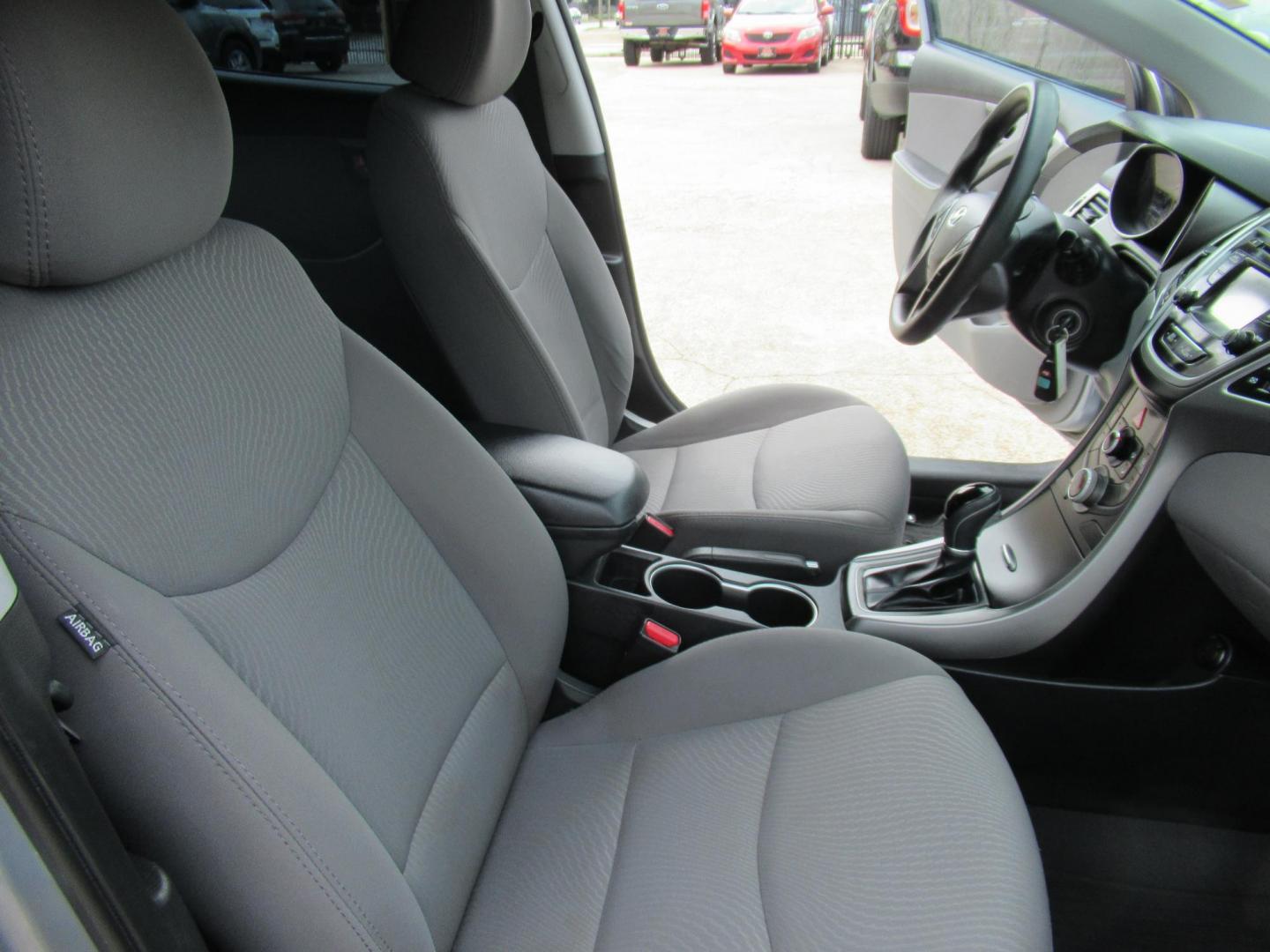 2016 BLUE /Gray Hyundai Elantra Limited (5NPDH4AE6GH) with an 1.8L L4 DOHC 16V engine, 6-Speed Automatic transmission, located at 1511 North Shepherd Dr., Houston, TX, 77008, (281) 657-1221, 29.798361, -95.412560 - 2016 Hyundai Elantra SE 135,085 mi VIN: 5NPDH4AE6GH703689 Original Window Sticker Vehicle Details Sedan 4 DR 1.8L I4 F DOHC 16V Gasoline Front wheel drive - Photo#11