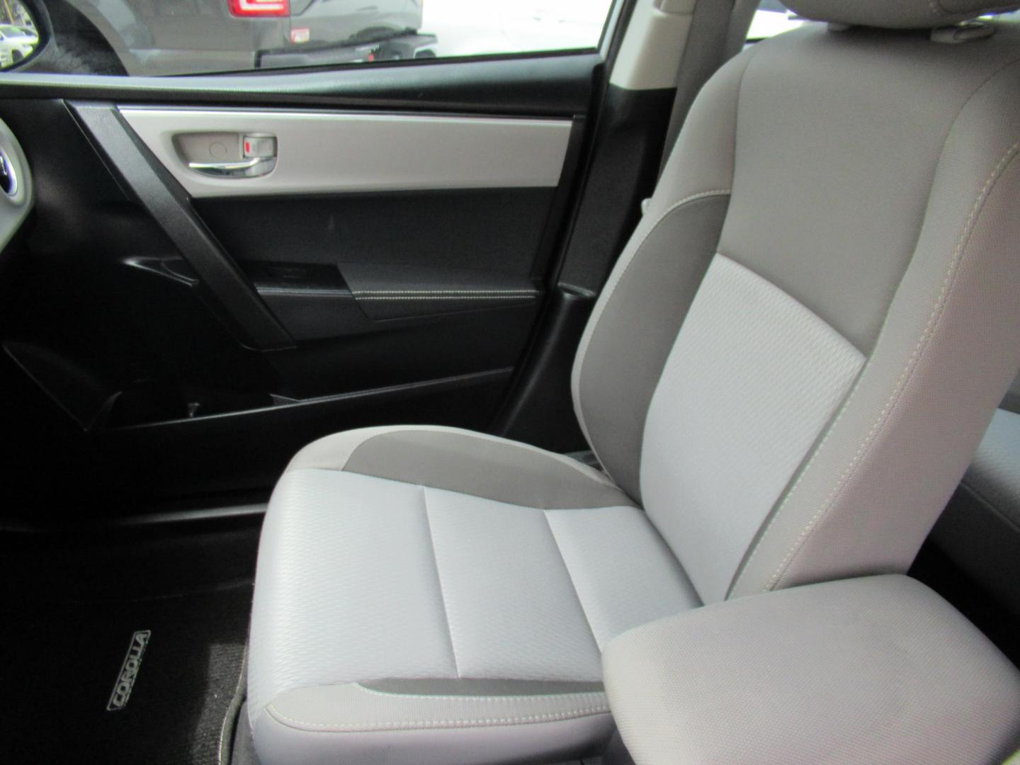 2019 Silver /Black Toyota Corolla SE CVT (2T1BURHEXKC) with an 1.8L L4 DOHC 16V engine, CVT transmission, located at 1511 North Shepherd Dr., Houston, TX, 77008, (281) 657-1221, 29.798361, -95.412560 - 2019 Toyota Corolla LE 136,244 mi VIN: 2T1BURHEXKC167508 Original Window Sticker Vehicle Details Sedan 4 DR 1.8L I4 F DOHC 16V Gasoline Front wheel drive- Photo#6