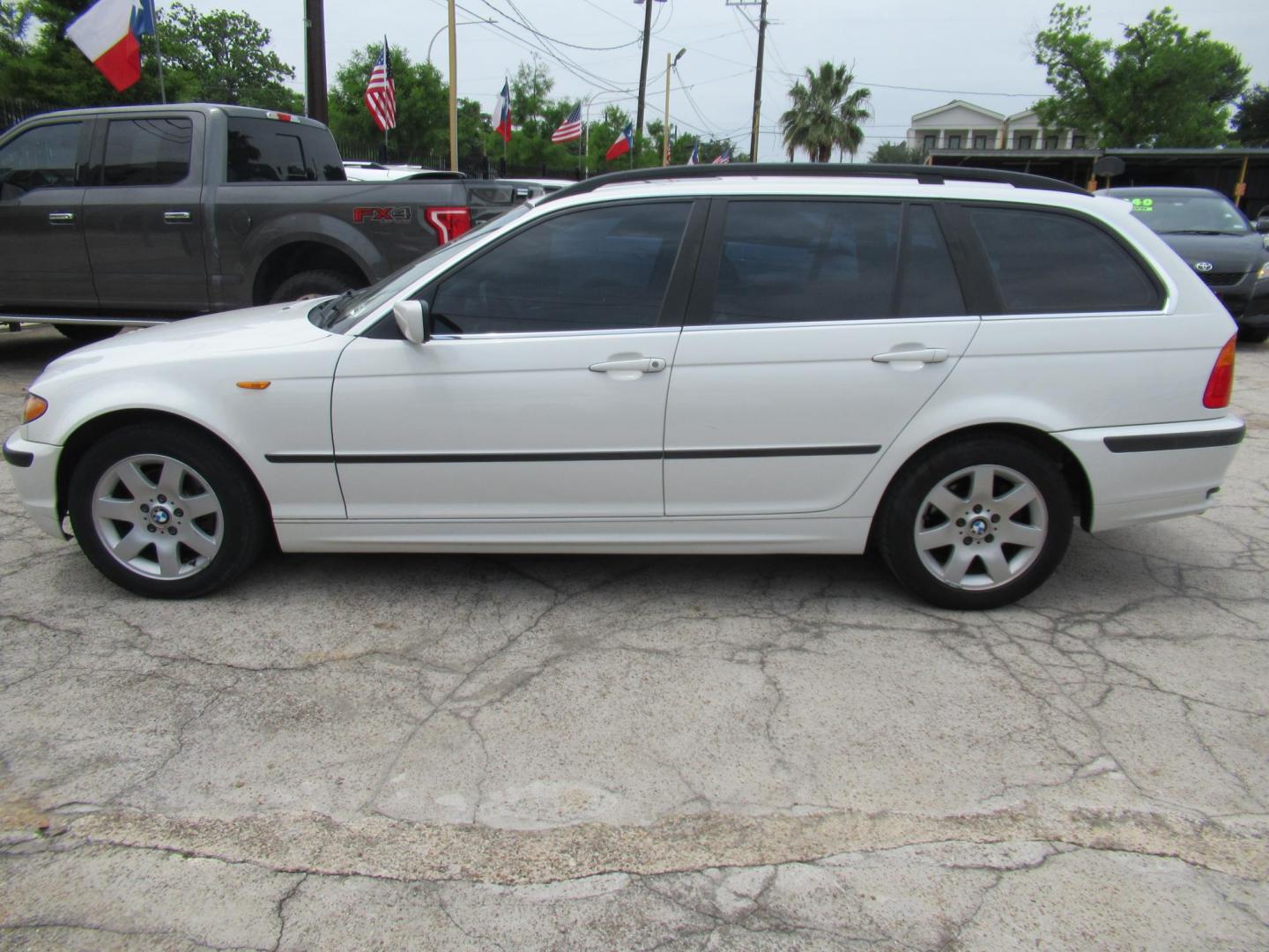 2004 White /Tan BMW 3-Series Sport Wagon 325xi (WBAEP33484P) with an 2.5L L6 DOHC 24V engine, located at 1511 North Shepherd Dr., Houston, TX, 77008, (281) 657-1221, 29.798361, -95.412560 - 2004 BMW 3 Series 325XI 81,305 mi VIN: WBAEP33484PF04486 Vehicle Details Wagon 4 DR 2.5L I6 F DOHC 24V Gasoline All wheel drive - Photo#0