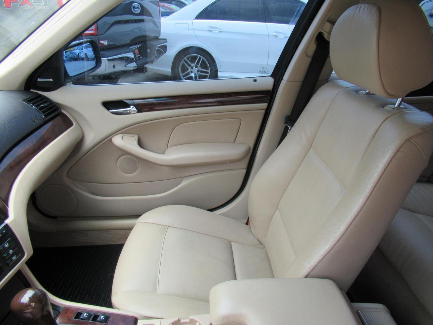 2004 White /Tan BMW 3-Series Sport Wagon 325xi (WBAEP33484P) with an 2.5L L6 DOHC 24V engine, located at 1511 North Shepherd Dr., Houston, TX, 77008, (281) 657-1221, 29.798361, -95.412560 - 2004 BMW 3 Series 325XI 81,305 mi VIN: WBAEP33484PF04486 Vehicle Details Wagon 4 DR 2.5L I6 F DOHC 24V Gasoline All wheel drive - Photo#1