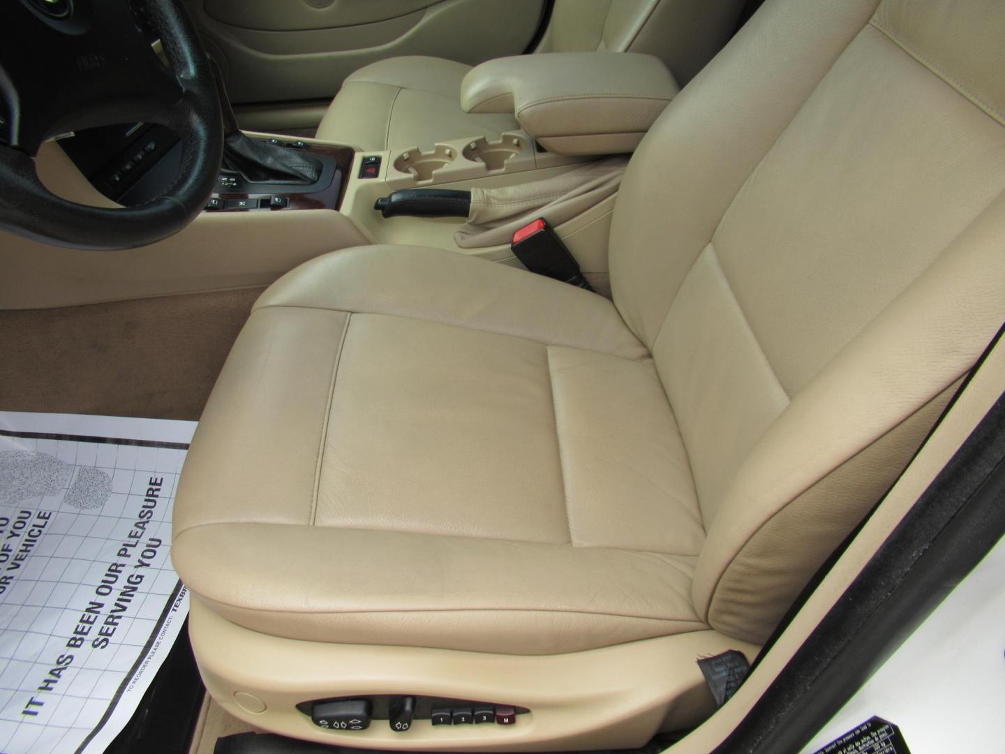 2004 White /Tan BMW 3-Series Sport Wagon 325xi (WBAEP33484P) with an 2.5L L6 DOHC 24V engine, located at 1511 North Shepherd Dr., Houston, TX, 77008, (281) 657-1221, 29.798361, -95.412560 - 2004 BMW 3 Series 325XI 81,305 mi VIN: WBAEP33484PF04486 Vehicle Details Wagon 4 DR 2.5L I6 F DOHC 24V Gasoline All wheel drive - Photo#5