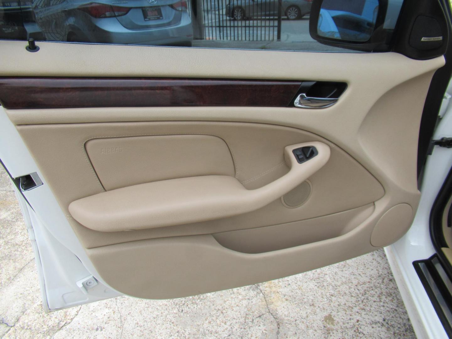 2004 White /Tan BMW 3-Series Sport Wagon 325xi (WBAEP33484P) with an 2.5L L6 DOHC 24V engine, located at 1511 North Shepherd Dr., Houston, TX, 77008, (281) 657-1221, 29.798361, -95.412560 - 2004 BMW 3 Series 325XI 81,305 mi VIN: WBAEP33484PF04486 Vehicle Details Wagon 4 DR 2.5L I6 F DOHC 24V Gasoline All wheel drive - Photo#6