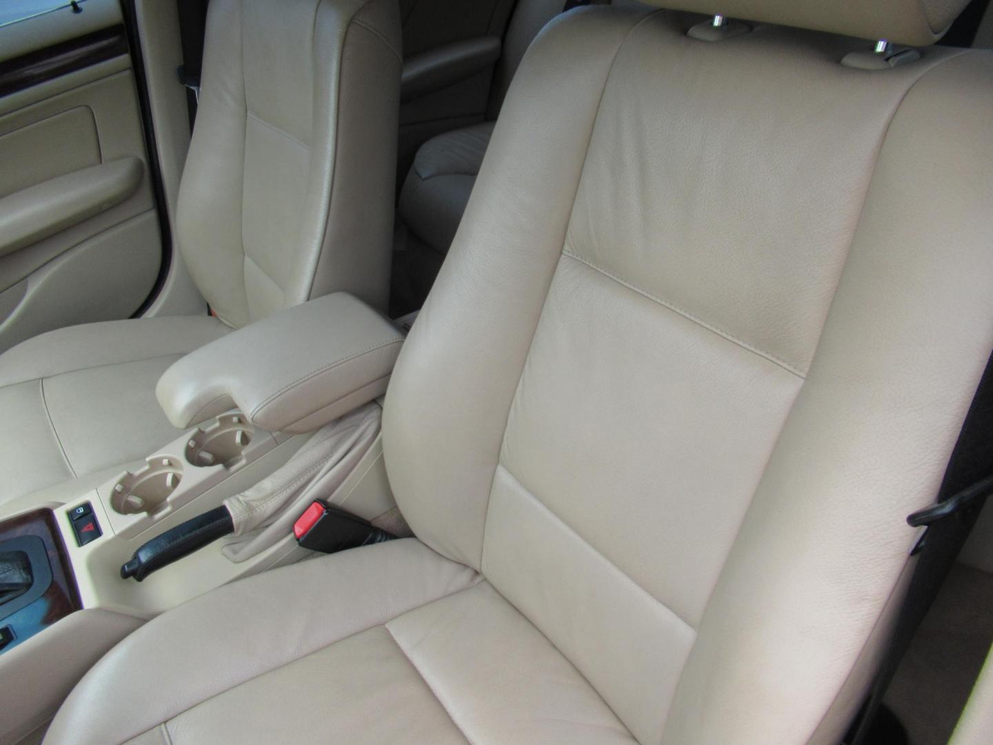 2004 White /Tan BMW 3-Series Sport Wagon 325xi (WBAEP33484P) with an 2.5L L6 DOHC 24V engine, located at 1511 North Shepherd Dr., Houston, TX, 77008, (281) 657-1221, 29.798361, -95.412560 - 2004 BMW 3 Series 325XI 81,305 mi VIN: WBAEP33484PF04486 Vehicle Details Wagon 4 DR 2.5L I6 F DOHC 24V Gasoline All wheel drive - Photo#7
