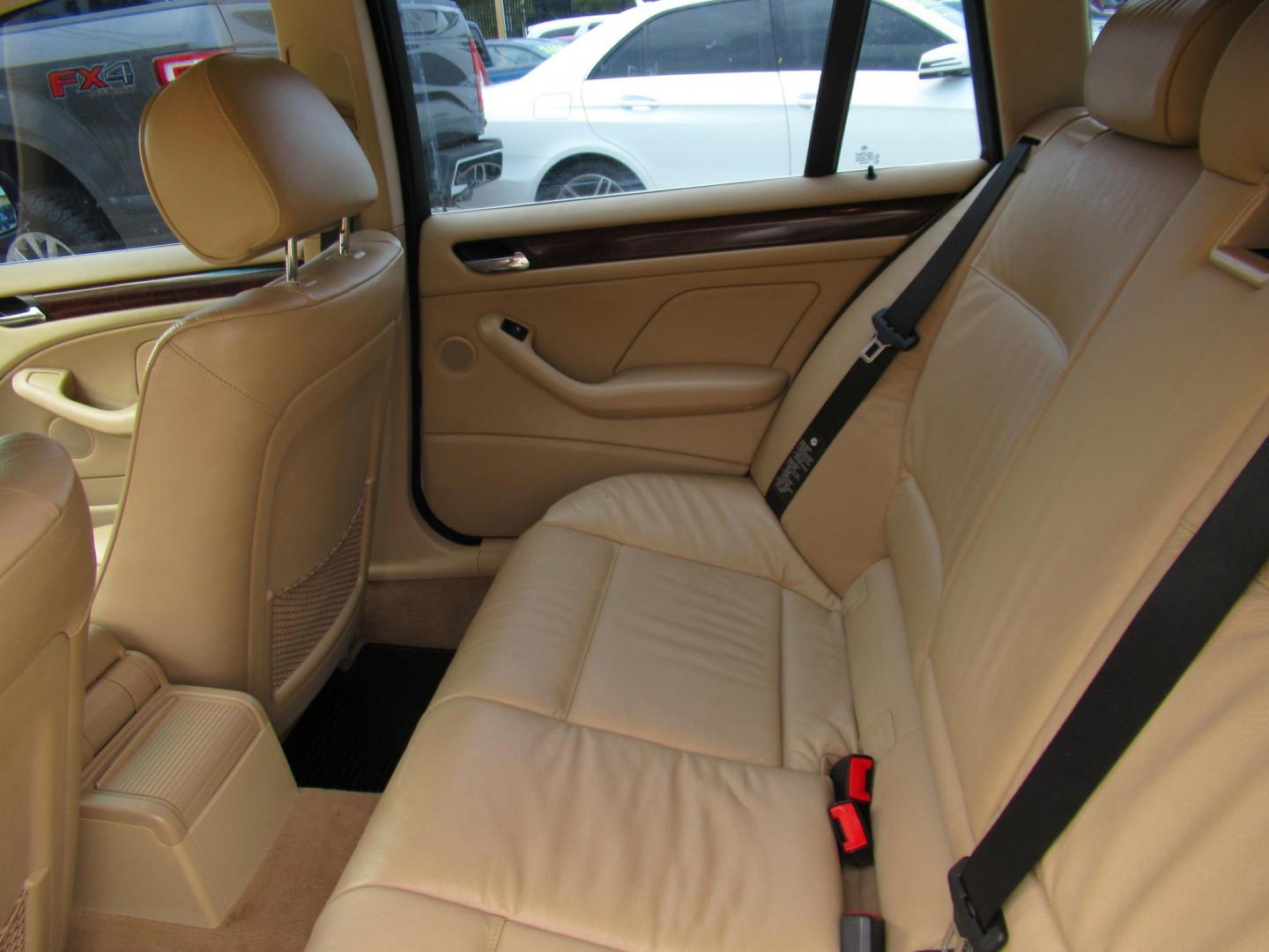 2004 White /Tan BMW 3-Series Sport Wagon 325xi (WBAEP33484P) with an 2.5L L6 DOHC 24V engine, located at 1511 North Shepherd Dr., Houston, TX, 77008, (281) 657-1221, 29.798361, -95.412560 - 2004 BMW 3 Series 325XI 81,305 mi VIN: WBAEP33484PF04486 Vehicle Details Wagon 4 DR 2.5L I6 F DOHC 24V Gasoline All wheel drive - Photo#9