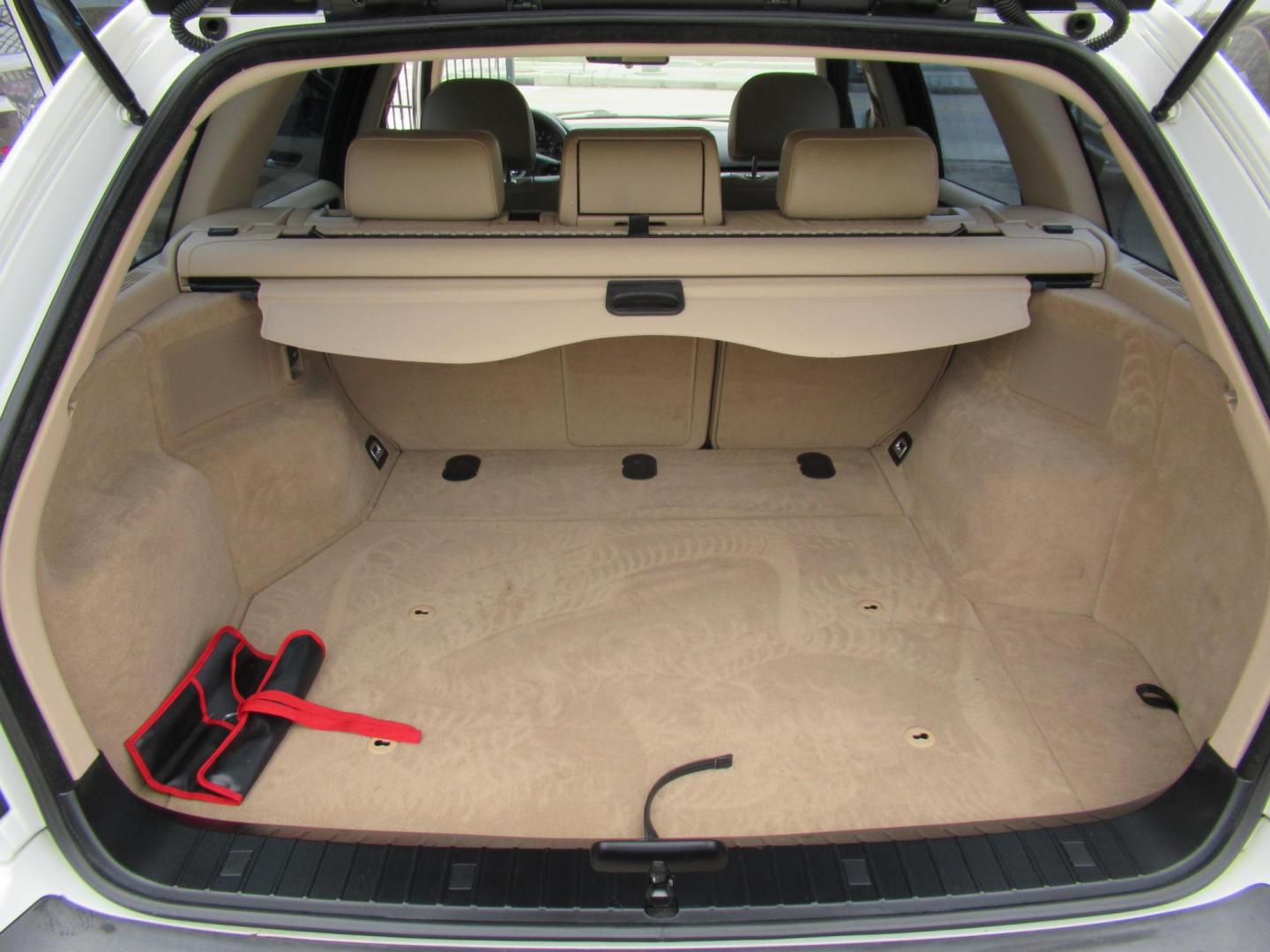 2004 White /Tan BMW 3-Series Sport Wagon 325xi (WBAEP33484P) with an 2.5L L6 DOHC 24V engine, located at 1511 North Shepherd Dr., Houston, TX, 77008, (281) 657-1221, 29.798361, -95.412560 - 2004 BMW 3 Series 325XI 81,305 mi VIN: WBAEP33484PF04486 Vehicle Details Wagon 4 DR 2.5L I6 F DOHC 24V Gasoline All wheel drive - Photo#12