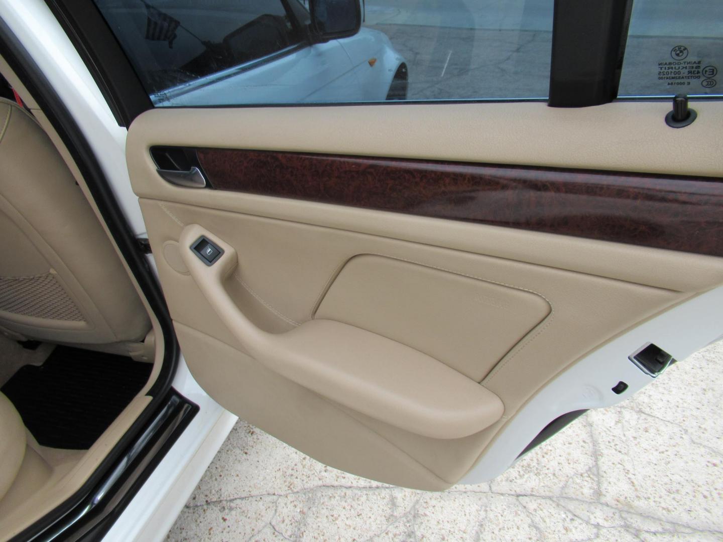2004 White /Tan BMW 3-Series Sport Wagon 325xi (WBAEP33484P) with an 2.5L L6 DOHC 24V engine, located at 1511 North Shepherd Dr., Houston, TX, 77008, (281) 657-1221, 29.798361, -95.412560 - 2004 BMW 3 Series 325XI 81,305 mi VIN: WBAEP33484PF04486 Vehicle Details Wagon 4 DR 2.5L I6 F DOHC 24V Gasoline All wheel drive - Photo#14