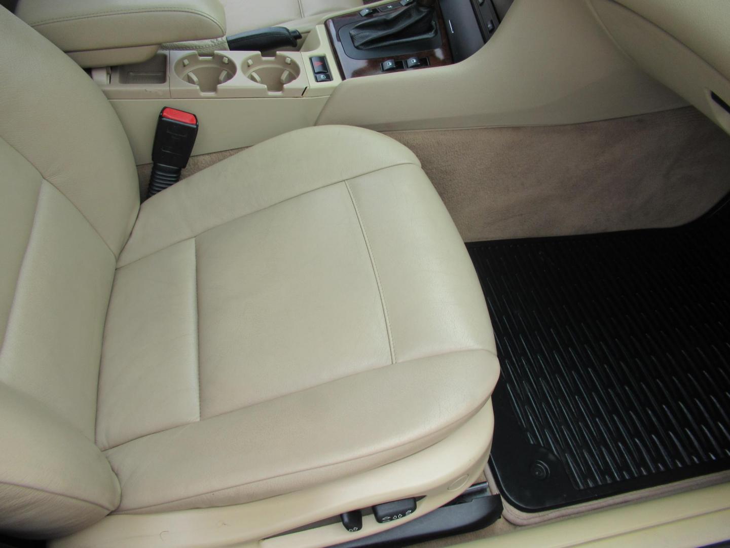 2004 White /Tan BMW 3-Series Sport Wagon 325xi (WBAEP33484P) with an 2.5L L6 DOHC 24V engine, located at 1511 North Shepherd Dr., Houston, TX, 77008, (281) 657-1221, 29.798361, -95.412560 - 2004 BMW 3 Series 325XI 81,305 mi VIN: WBAEP33484PF04486 Vehicle Details Wagon 4 DR 2.5L I6 F DOHC 24V Gasoline All wheel drive - Photo#17