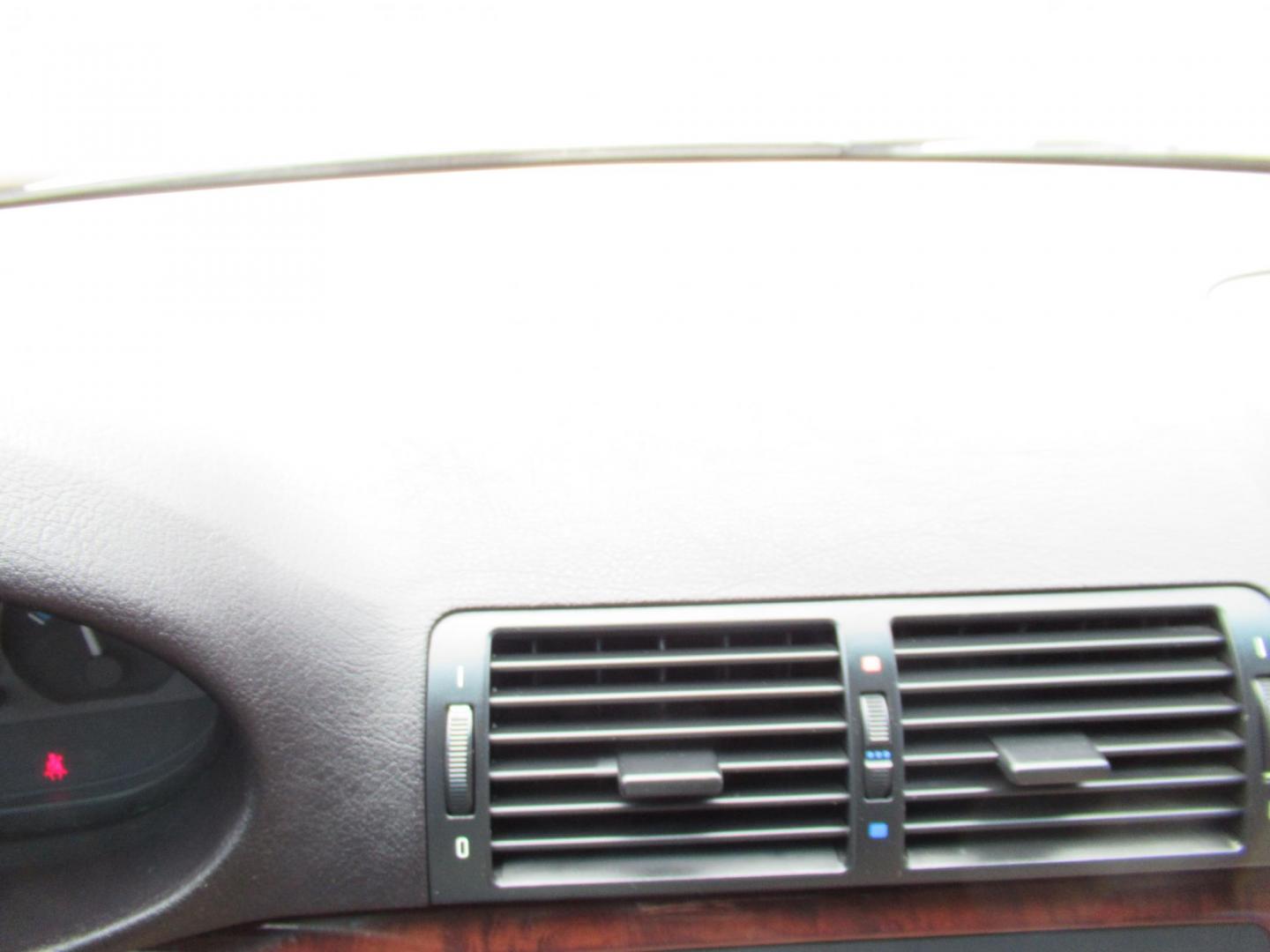 2004 White /Tan BMW 3-Series Sport Wagon 325xi (WBAEP33484P) with an 2.5L L6 DOHC 24V engine, located at 1511 North Shepherd Dr., Houston, TX, 77008, (281) 657-1221, 29.798361, -95.412560 - 2004 BMW 3 Series 325XI 81,305 mi VIN: WBAEP33484PF04486 Vehicle Details Wagon 4 DR 2.5L I6 F DOHC 24V Gasoline All wheel drive - Photo#23