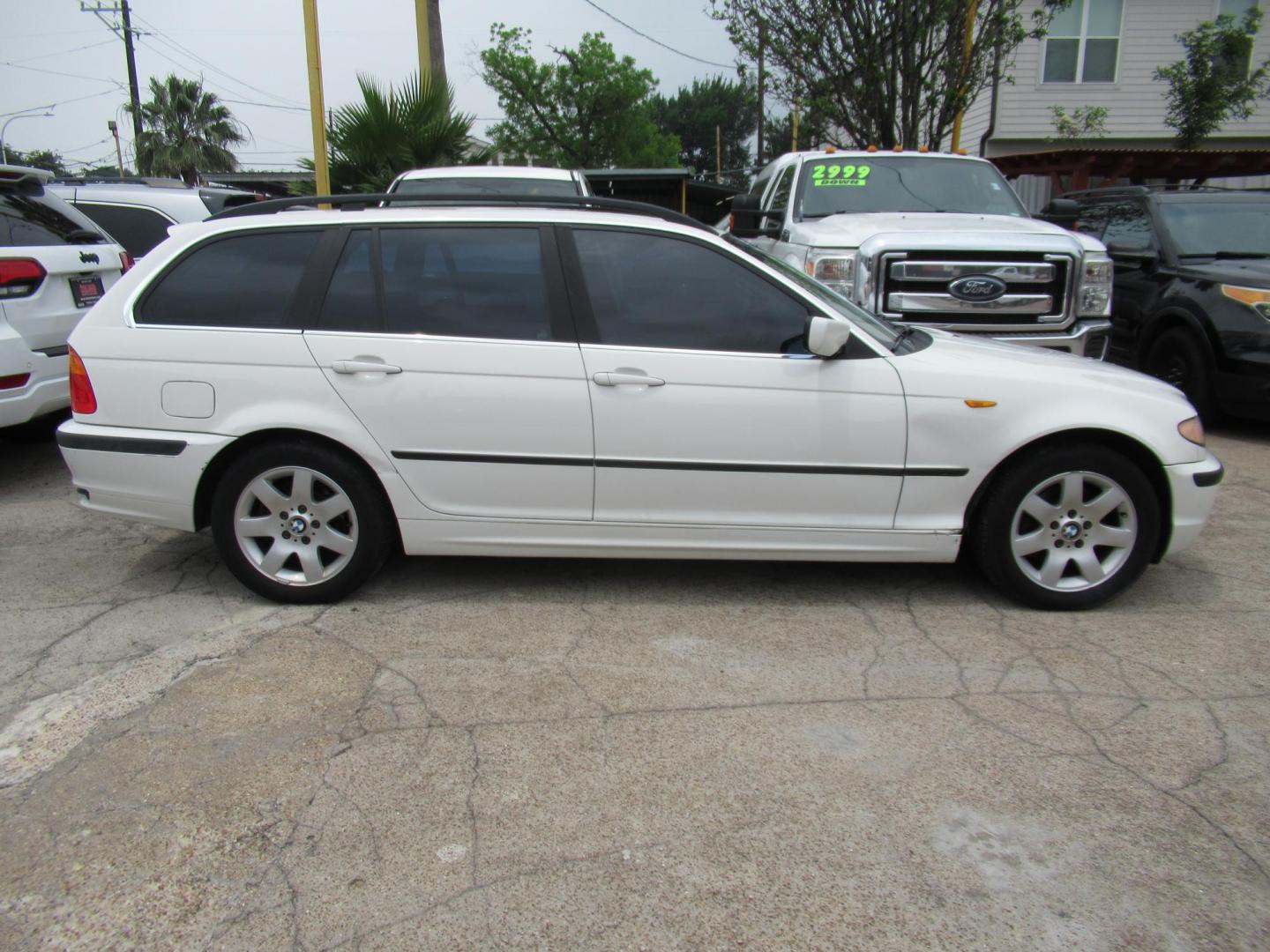 2004 White /Tan BMW 3-Series Sport Wagon 325xi (WBAEP33484P) with an 2.5L L6 DOHC 24V engine, located at 1511 North Shepherd Dr., Houston, TX, 77008, (281) 657-1221, 29.798361, -95.412560 - 2004 BMW 3 Series 325XI 81,305 mi VIN: WBAEP33484PF04486 Vehicle Details Wagon 4 DR 2.5L I6 F DOHC 24V Gasoline All wheel drive - Photo#24