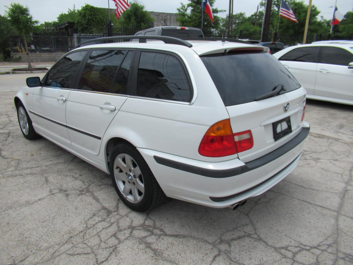 2004 White /Tan BMW 3-Series Sport Wagon 325xi (WBAEP33484P) with an 2.5L L6 DOHC 24V engine, located at 1511 North Shepherd Dr., Houston, TX, 77008, (281) 657-1221, 29.798361, -95.412560 - 2004 BMW 3 Series 325XI 81,305 mi VIN: WBAEP33484PF04486 Vehicle Details Wagon 4 DR 2.5L I6 F DOHC 24V Gasoline All wheel drive - Photo#27