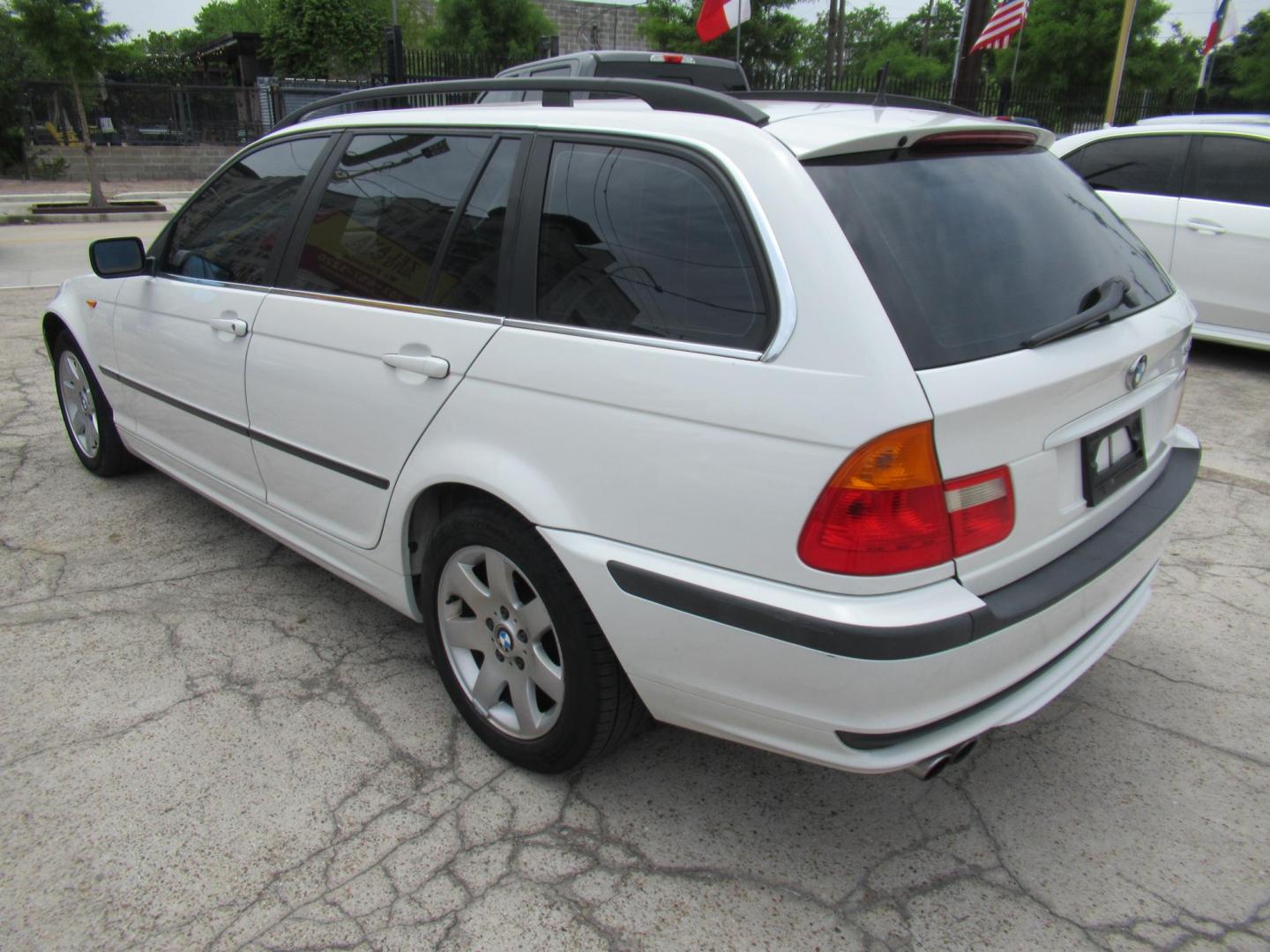 2004 White /Tan BMW 3-Series Sport Wagon 325xi (WBAEP33484P) with an 2.5L L6 DOHC 24V engine, located at 1511 North Shepherd Dr., Houston, TX, 77008, (281) 657-1221, 29.798361, -95.412560 - 2004 BMW 3 Series 325XI 81,305 mi VIN: WBAEP33484PF04486 Vehicle Details Wagon 4 DR 2.5L I6 F DOHC 24V Gasoline All wheel drive - Photo#34