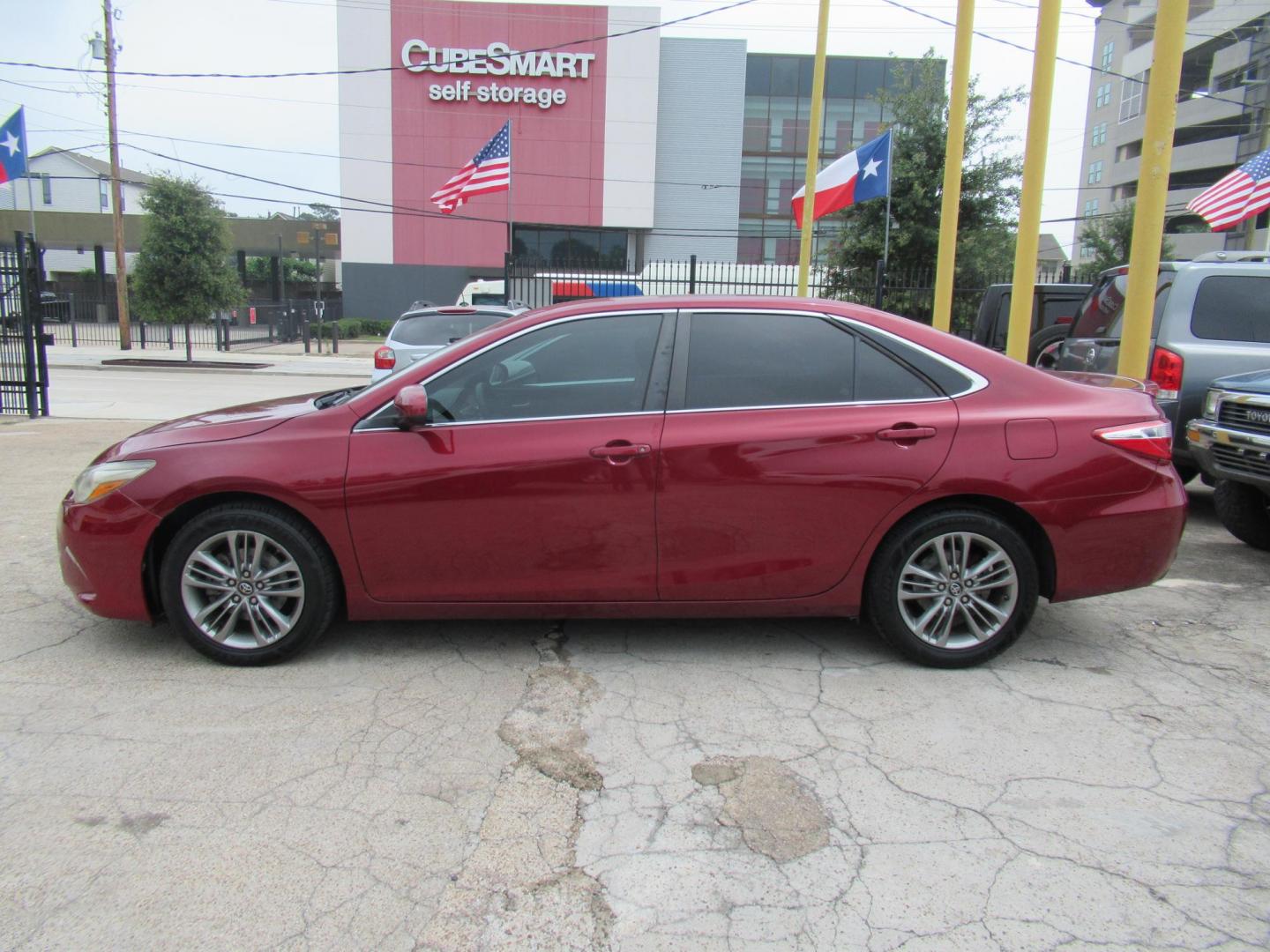 2017 Red /Black Toyota Camry SE (4T1BF1FK1HU) with an 2.5L L4 DOHC 16V engine, 6A transmission, located at 1511 North Shepherd Dr., Houston, TX, 77008, (281) 657-1221, 29.798361, -95.412560 - 2017 Toyota Camry SE 155,815 mi VIN: 4T1BF1FK1HU814132 Vehicle Details Sedan 4 DR 2.5L I4 F DOHC 16V Gasoline Front wheel drive - Photo#9