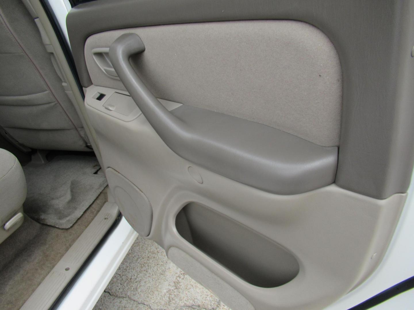 2005 White /Tan Toyota Tundra Limited Double Cab 4WD (5TBDT48125S) with an 4.7L V8 DOHC 32V engine, 5-Speed Automatic Overdrive transmission, located at 1511 North Shepherd Dr., Houston, TX, 77008, (281) 657-1221, 29.798361, -95.412560 - 2005 Toyota Tundra Limited 130,737 mi VIN: 5TBDT48125S483324 Vehicle Details 4 Door Extended Cab Pickup 4.7L V8 F DOHC 32V Gasoline Rear wheel drive w/ 4X4 - Photo#1
