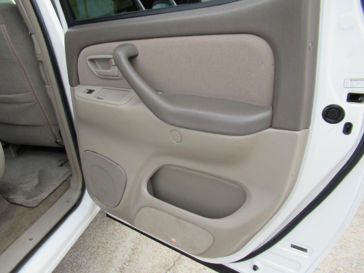 2005 White /Tan Toyota Tundra Limited Double Cab 4WD (5TBDT48125S) with an 4.7L V8 DOHC 32V engine, 5-Speed Automatic Overdrive transmission, located at 1511 North Shepherd Dr., Houston, TX, 77008, (281) 657-1221, 29.798361, -95.412560 - 2005 Toyota Tundra Limited 130,737 mi VIN: 5TBDT48125S483324 Vehicle Details 4 Door Extended Cab Pickup 4.7L V8 F DOHC 32V Gasoline Rear wheel drive w/ 4X4 - Photo#6