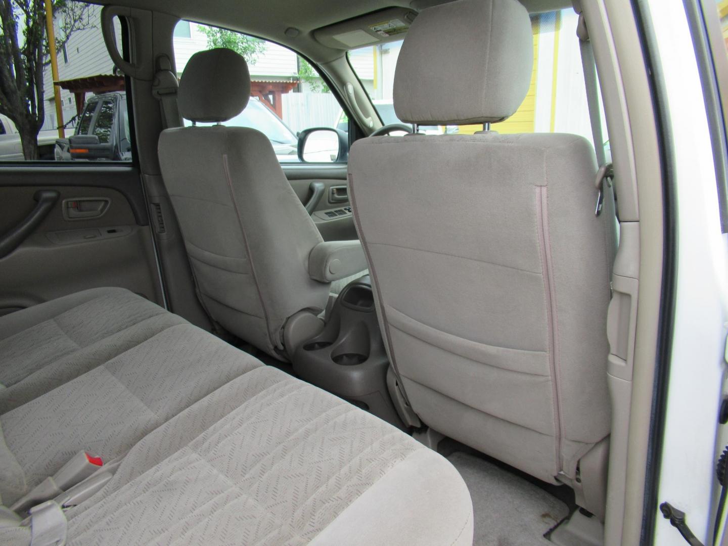 2005 White /Tan Toyota Tundra Limited Double Cab 4WD (5TBDT48125S) with an 4.7L V8 DOHC 32V engine, 5-Speed Automatic Overdrive transmission, located at 1511 North Shepherd Dr., Houston, TX, 77008, (281) 657-1221, 29.798361, -95.412560 - 2005 Toyota Tundra Limited 130,737 mi VIN: 5TBDT48125S483324 Vehicle Details 4 Door Extended Cab Pickup 4.7L V8 F DOHC 32V Gasoline Rear wheel drive w/ 4X4 - Photo#5