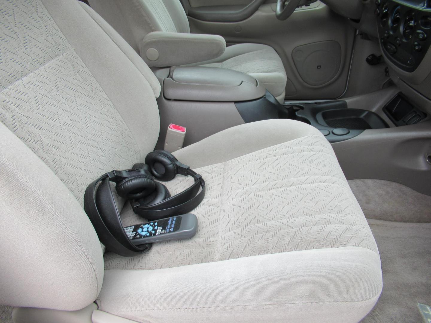 2005 White /Tan Toyota Tundra Limited Double Cab 4WD (5TBDT48125S) with an 4.7L V8 DOHC 32V engine, 5-Speed Automatic Overdrive transmission, located at 1511 North Shepherd Dr., Houston, TX, 77008, (281) 657-1221, 29.798361, -95.412560 - 2005 Toyota Tundra Limited 130,737 mi VIN: 5TBDT48125S483324 Vehicle Details 4 Door Extended Cab Pickup 4.7L V8 F DOHC 32V Gasoline Rear wheel drive w/ 4X4 - Photo#7