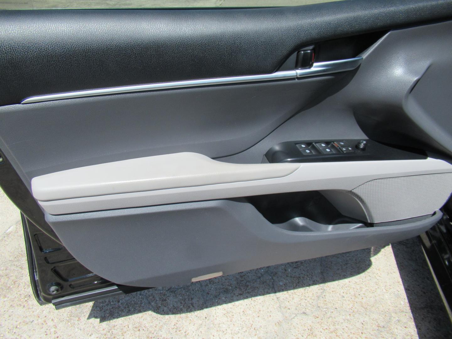2018 Black /Black Toyota Camry LE (4T1B11HK8JU) with an 2.5L L4 DOHC 16V engine, 8A transmission, located at 1511 North Shepherd Dr., Houston, TX, 77008, (281) 657-1221, 29.798361, -95.412560 - 2018 Toyota Camry L 133,198 mi VIN: 4T1B11HK8JU077397 Vehicle Details Sedan 4 DR 2.5L I4 F DOHC 16V Gasoline Front wheel drive- Photo#2