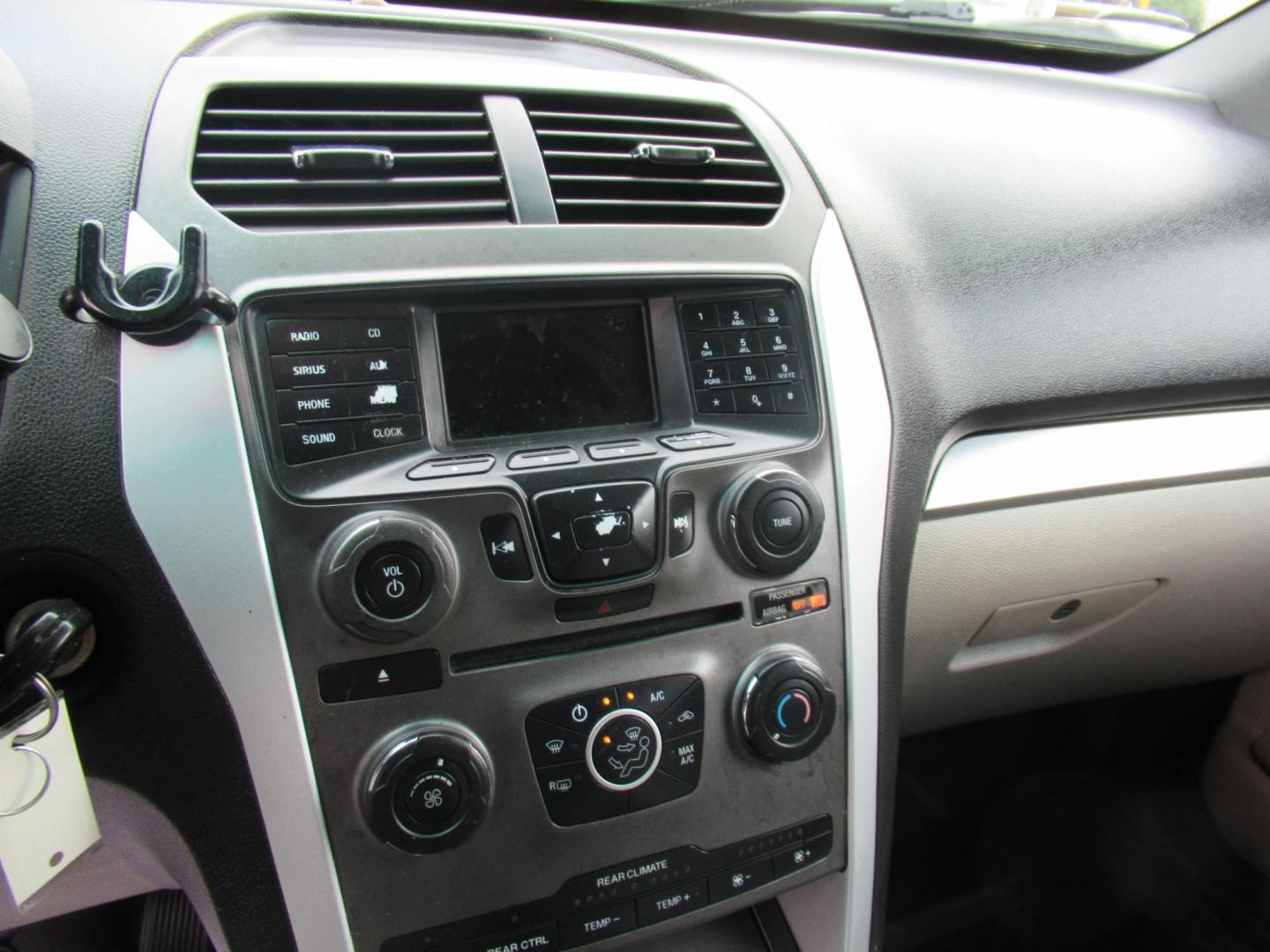 2014 Black /Gray Ford Explorer Base 4WD (1FM5K8B85EG) with an 3.5L V6 DOHC 24V engine, 6-Speed Automatic transmission, located at 1511 North Shepherd Dr., Houston, TX, 77008, (281) 657-1221, 29.798361, -95.412560 - 2014 Ford Explorer 199,112 mi VIN: 1FM5K8B85EGA38156 Vehicle Details 4 Door Wagon/Sport Utility 3.5L V6 F DOHC 24V Gasoline Front wheel drive w/ 4X4 - Photo#4