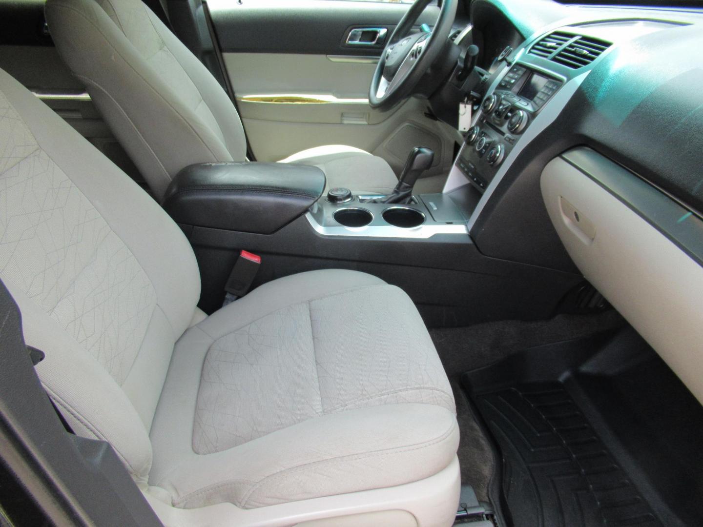 2014 Black /Gray Ford Explorer Base 4WD (1FM5K8B85EG) with an 3.5L V6 DOHC 24V engine, 6-Speed Automatic transmission, located at 1511 North Shepherd Dr., Houston, TX, 77008, (281) 657-1221, 29.798361, -95.412560 - 2014 Ford Explorer 199,112 mi VIN: 1FM5K8B85EGA38156 Vehicle Details 4 Door Wagon/Sport Utility 3.5L V6 F DOHC 24V Gasoline Front wheel drive w/ 4X4 - Photo#11