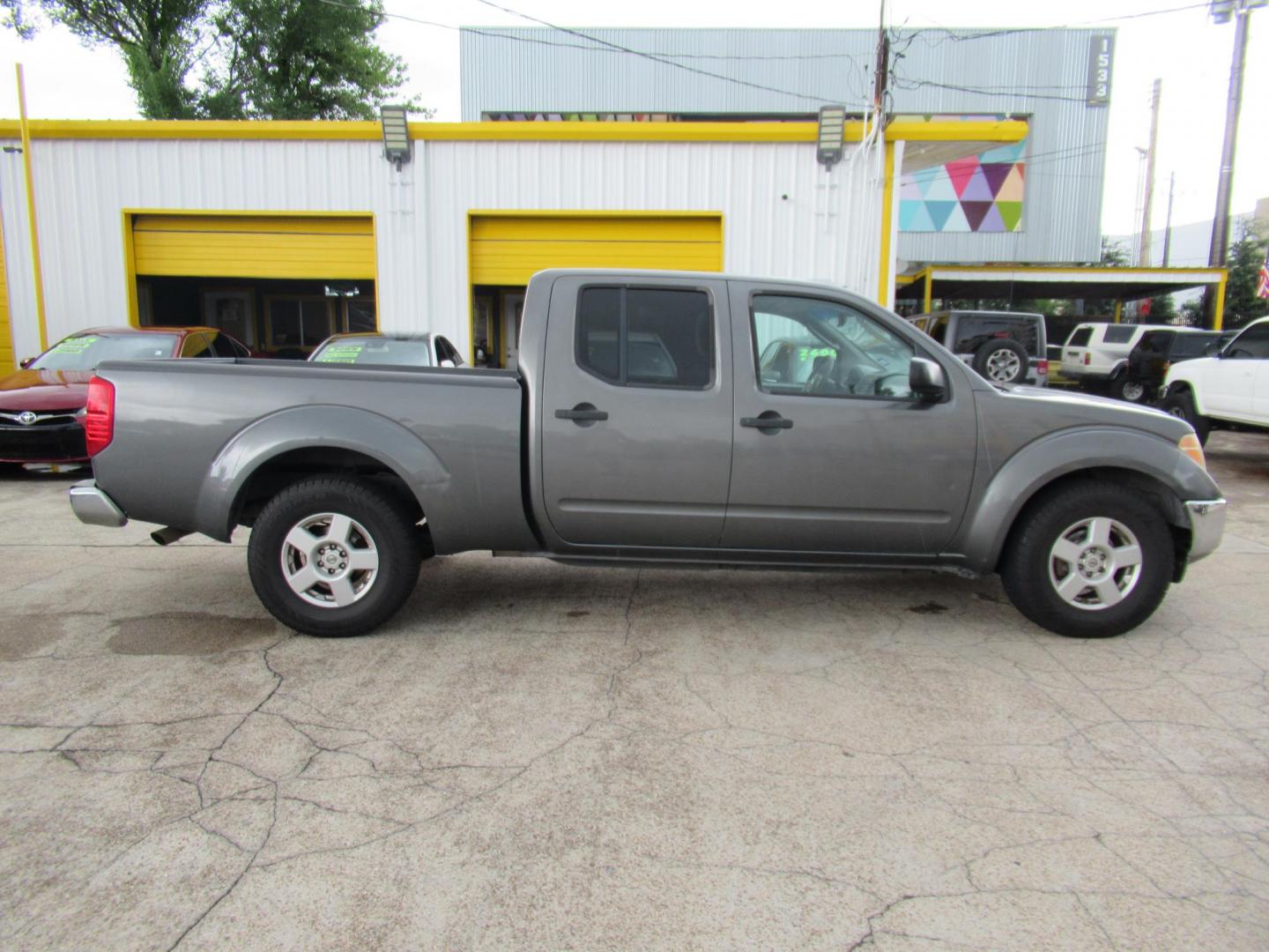 2007 Nissan Frontier LE Crew Cab Long Bed 2WD (1N6AD09U47C) with an 4.0L V6 DOHC 24V engine, 5-Speed Automatic Overdrive transmission, located at 1511 North Shepherd Dr., Houston, TX, 77008, (281) 657-1221, 29.798361, -95.412560 - Photo#0