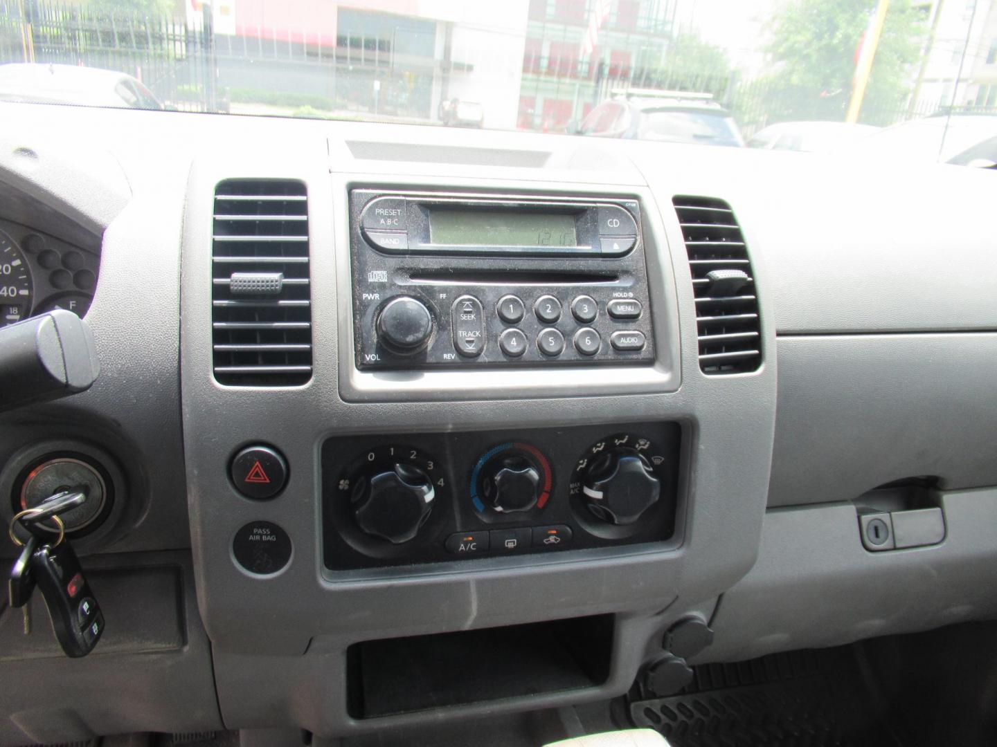 2007 Nissan Frontier LE Crew Cab Long Bed 2WD (1N6AD09U47C) with an 4.0L V6 DOHC 24V engine, 5-Speed Automatic Overdrive transmission, located at 1511 North Shepherd Dr., Houston, TX, 77008, (281) 657-1221, 29.798361, -95.412560 - Photo#2