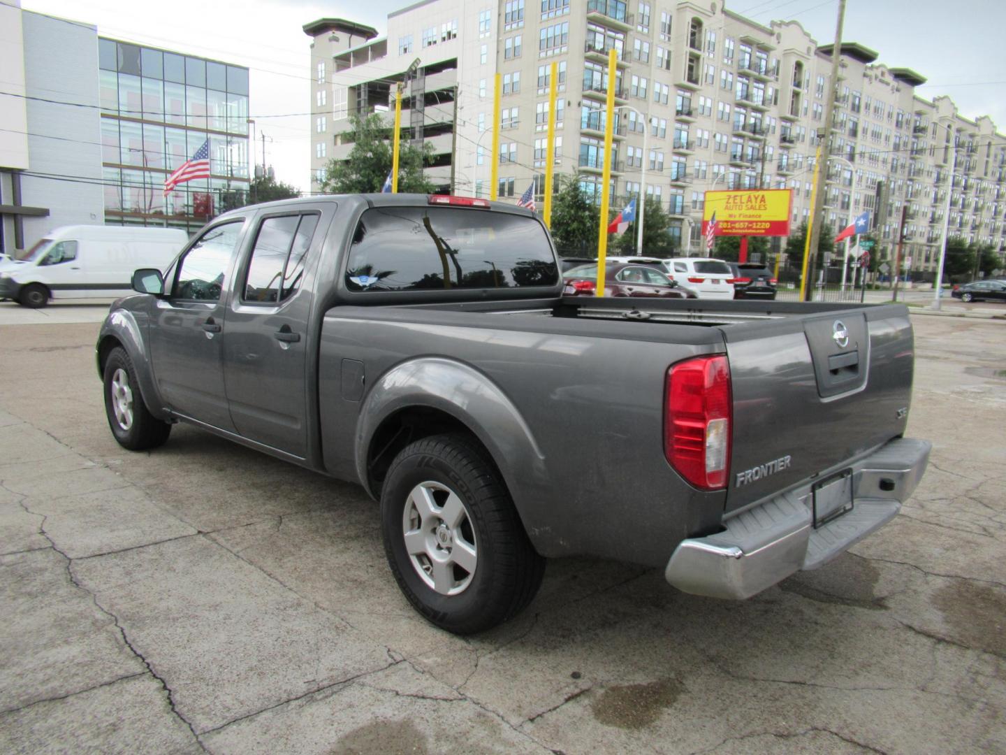 2007 Nissan Frontier LE Crew Cab Long Bed 2WD (1N6AD09U47C) with an 4.0L V6 DOHC 24V engine, 5-Speed Automatic Overdrive transmission, located at 1511 North Shepherd Dr., Houston, TX, 77008, (281) 657-1221, 29.798361, -95.412560 - Photo#3