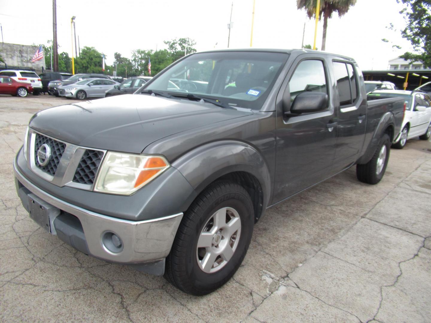 2007 Nissan Frontier LE Crew Cab Long Bed 2WD (1N6AD09U47C) with an 4.0L V6 DOHC 24V engine, 5-Speed Automatic Overdrive transmission, located at 1511 North Shepherd Dr., Houston, TX, 77008, (281) 657-1221, 29.798361, -95.412560 - Photo#4