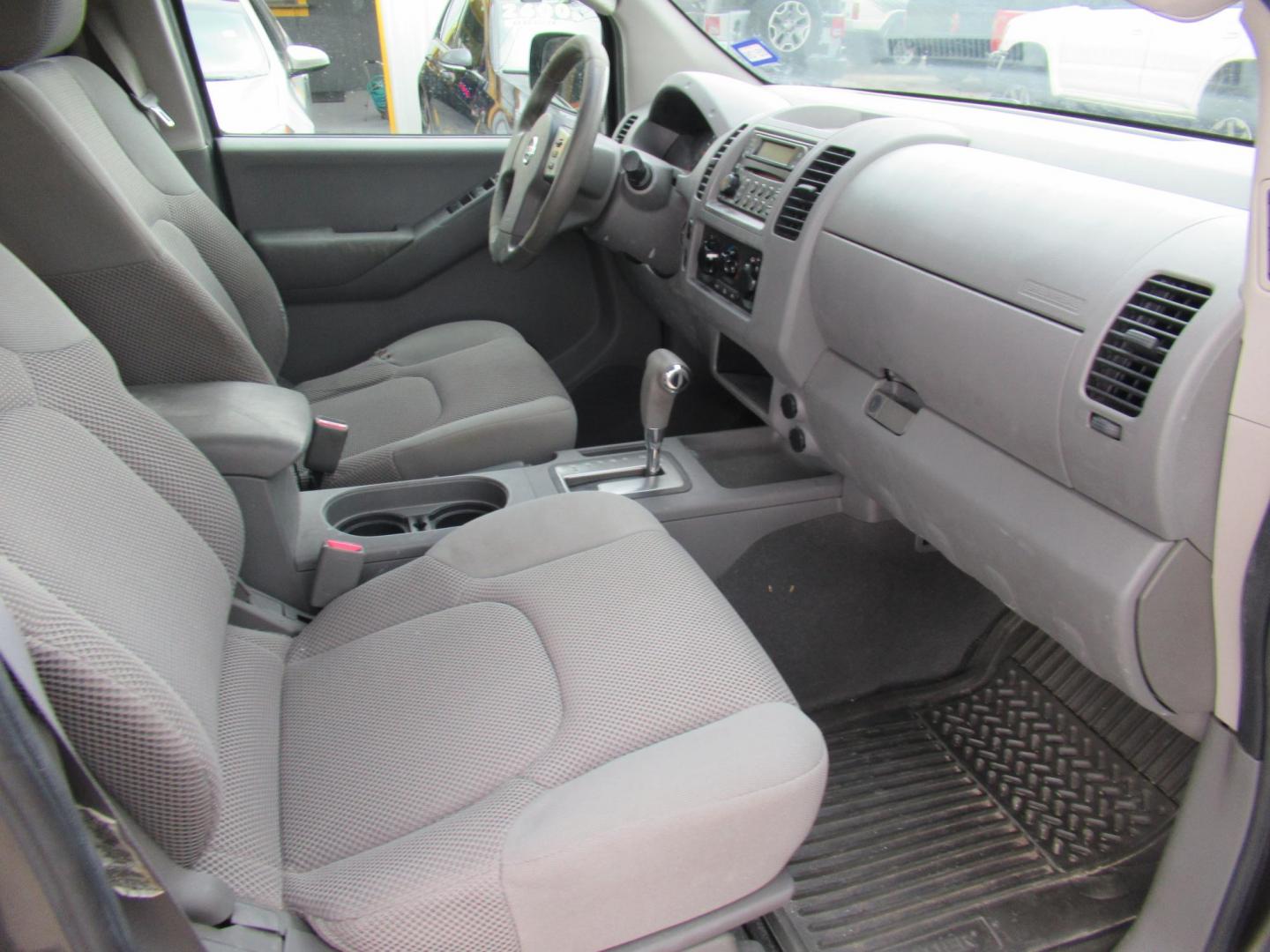 2007 Nissan Frontier LE Crew Cab Long Bed 2WD (1N6AD09U47C) with an 4.0L V6 DOHC 24V engine, 5-Speed Automatic Overdrive transmission, located at 1511 North Shepherd Dr., Houston, TX, 77008, (281) 657-1221, 29.798361, -95.412560 - Photo#6