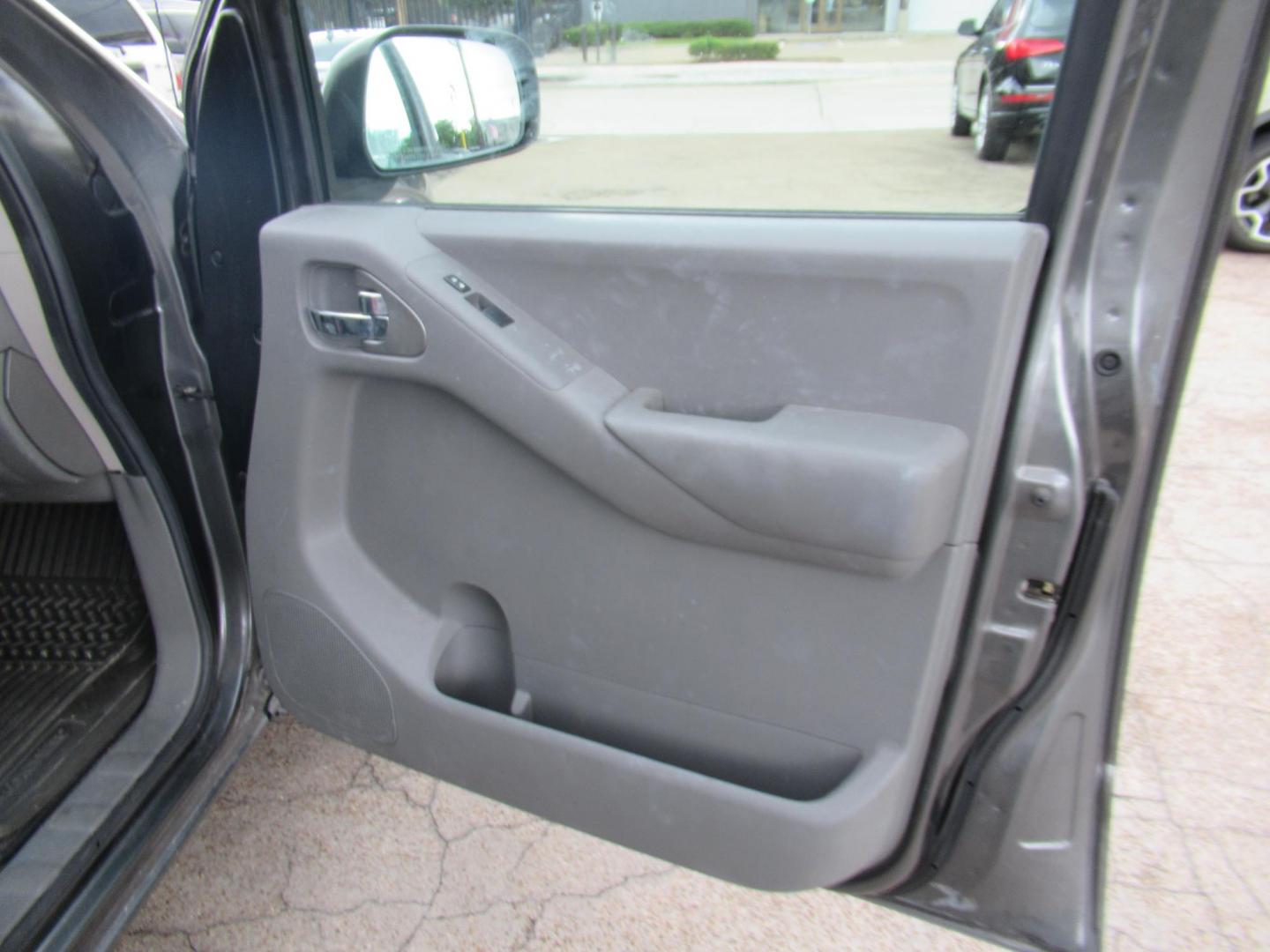 2007 Nissan Frontier LE Crew Cab Long Bed 2WD (1N6AD09U47C) with an 4.0L V6 DOHC 24V engine, 5-Speed Automatic Overdrive transmission, located at 1511 North Shepherd Dr., Houston, TX, 77008, (281) 657-1221, 29.798361, -95.412560 - Photo#7