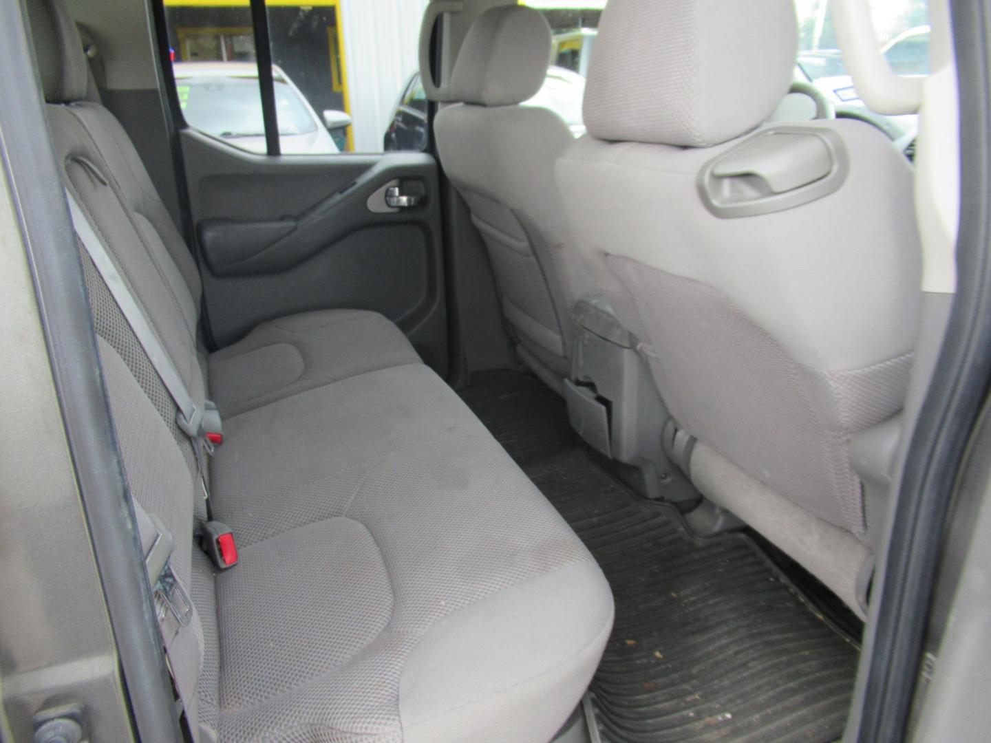 2007 Nissan Frontier LE Crew Cab Long Bed 2WD (1N6AD09U47C) with an 4.0L V6 DOHC 24V engine, 5-Speed Automatic Overdrive transmission, located at 1511 North Shepherd Dr., Houston, TX, 77008, (281) 657-1221, 29.798361, -95.412560 - Photo#8