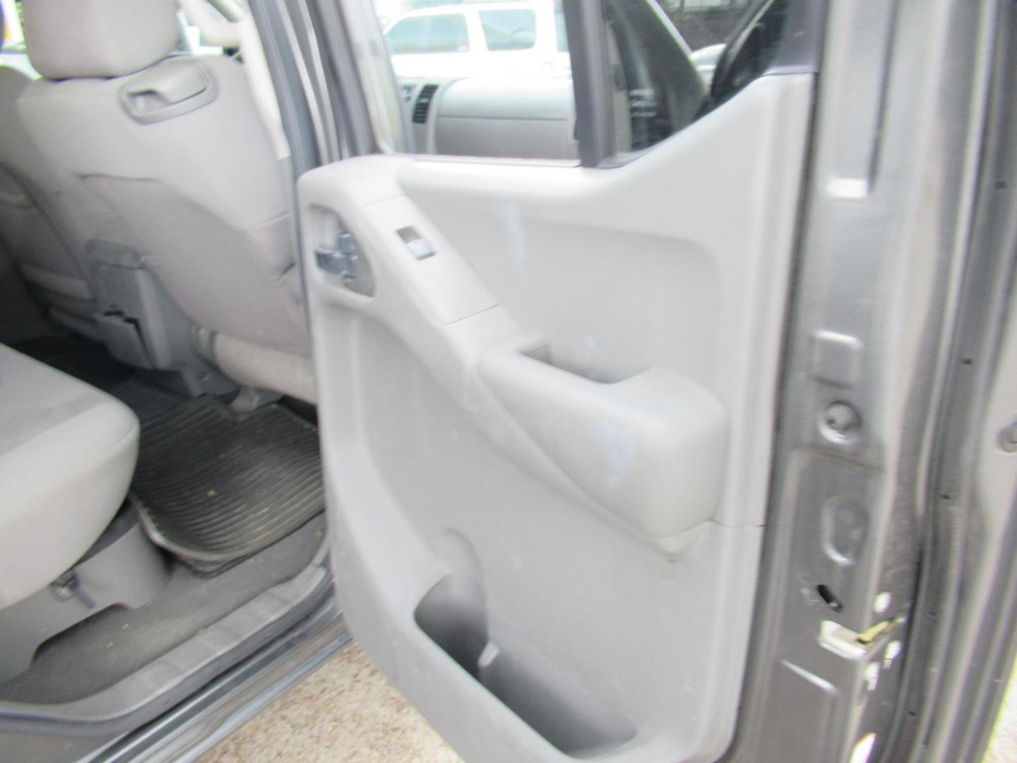2007 Nissan Frontier LE Crew Cab Long Bed 2WD (1N6AD09U47C) with an 4.0L V6 DOHC 24V engine, 5-Speed Automatic Overdrive transmission, located at 1511 North Shepherd Dr., Houston, TX, 77008, (281) 657-1221, 29.798361, -95.412560 - Photo#9