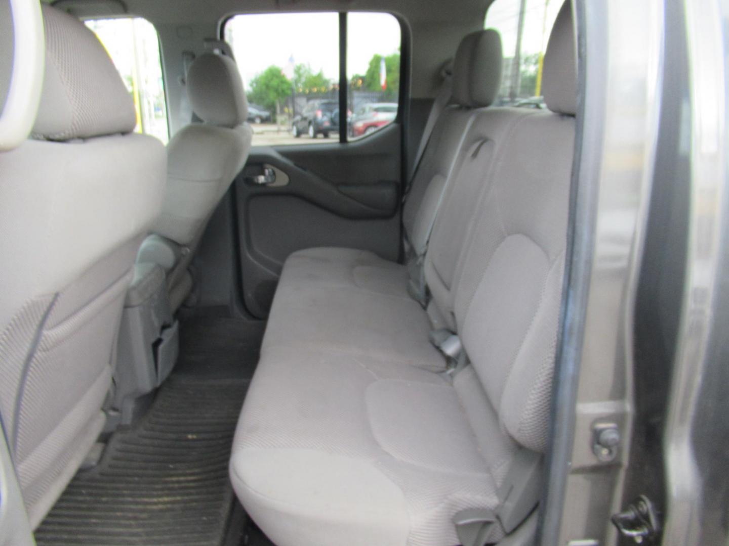2007 Nissan Frontier LE Crew Cab Long Bed 2WD (1N6AD09U47C) with an 4.0L V6 DOHC 24V engine, 5-Speed Automatic Overdrive transmission, located at 1511 North Shepherd Dr., Houston, TX, 77008, (281) 657-1221, 29.798361, -95.412560 - Photo#12