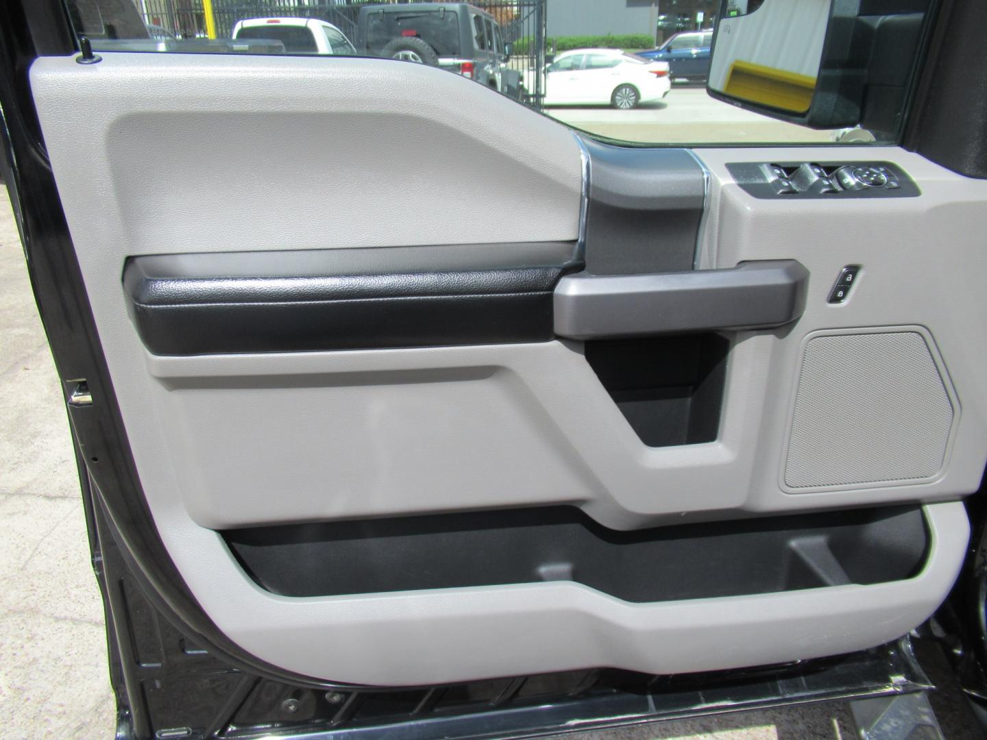 2018 Black /Gray Ford F-150 XLT SuperCrew 5.5-ft. Bed 2WD (1FTEW1CG1JK) with an 3.5L V6 TURBO engine, 6A transmission, located at 1511 North Shepherd Dr., Houston, TX, 77008, (281) 657-1221, 29.798361, -95.412560 - 2018 Ford F-150 XLT 129,418 mi VIN: 1FTEW1CG1JKF55757 Vehicle Details Crew Pickup 3.5L V6 F DOHC 24VGasoline Rear wheel drive- Photo#4