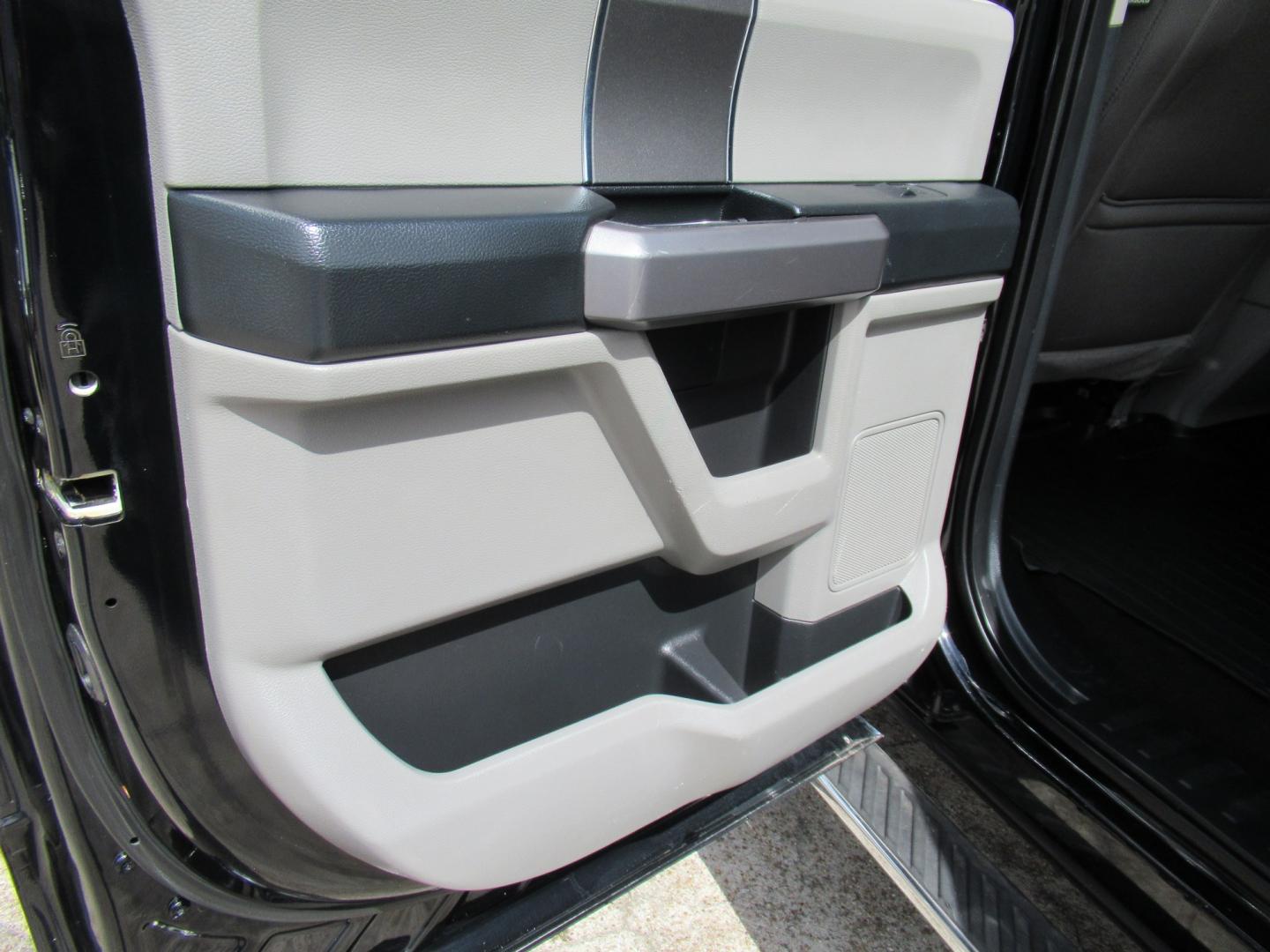 2018 Black /Gray Ford F-150 XLT SuperCrew 5.5-ft. Bed 2WD (1FTEW1CG1JK) with an 3.5L V6 TURBO engine, 6A transmission, located at 1511 North Shepherd Dr., Houston, TX, 77008, (281) 657-1221, 29.798361, -95.412560 - 2018 Ford F-150 XLT 129,418 mi VIN: 1FTEW1CG1JKF55757 Vehicle Details Crew Pickup 3.5L V6 F DOHC 24VGasoline Rear wheel drive- Photo#12