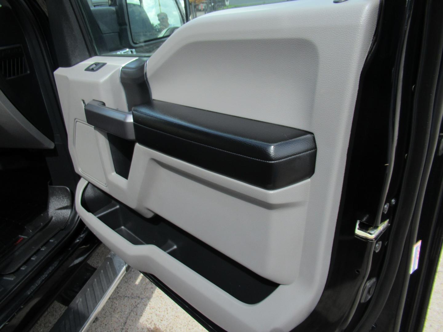 2018 Black /Gray Ford F-150 XLT SuperCrew 5.5-ft. Bed 2WD (1FTEW1CG1JK) with an 3.5L V6 TURBO engine, 6A transmission, located at 1511 North Shepherd Dr., Houston, TX, 77008, (281) 657-1221, 29.798361, -95.412560 - 2018 Ford F-150 XLT 129,418 mi VIN: 1FTEW1CG1JKF55757 Vehicle Details Crew Pickup 3.5L V6 F DOHC 24VGasoline Rear wheel drive- Photo#18