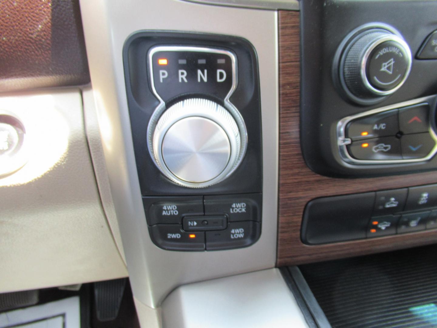 2015 White /Brown RAM 1500 Laramie Crew Cab SWB 4WD (1C6RR7NT9FS) with an 5.7L V8 OHV 16V engine, 6-Speed Automatic transmission, located at 1511 North Shepherd Dr., Houston, TX, 77008, (281) 657-1221, 29.798361, -95.412560 - 2015 Ram 1500 Laramie 145,729 miles VIN: 1C6RR7NT9FS513258 Vehicle Details Crew Pickup 5.7L V8 F OHV 16V Gasoline Rear wheel drive w/ 4X4- Photo#21