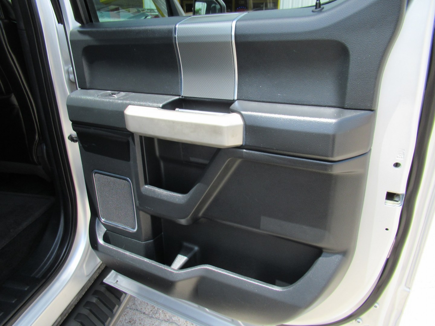 2015 Silver /Black Ford F-150 XLT SuperCrew 6.5-ft. Bed 4WD (1FTEW1EF0FF) with an 5.0L V8 engine, 6-Speed Automatic transmission, located at 1511 North Shepherd Dr., Houston, TX, 77008, (281) 657-1221, 29.798361, -95.412560 - 2015 Ford F-150 Lariat 130,833 miles VIN: 1FTEW1EF0FFA96810 Vehicle Details Crew Pickup 5.0L V8 F DOHC 32V Gasoline Rear wheel drive w/ 4X4- Photo#18