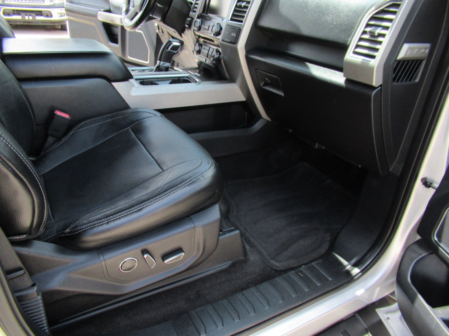 2015 Silver /Black Ford F-150 XLT SuperCrew 6.5-ft. Bed 4WD (1FTEW1EF0FF) with an 5.0L V8 engine, 6-Speed Automatic transmission, located at 1511 North Shepherd Dr., Houston, TX, 77008, (281) 657-1221, 29.798361, -95.412560 - 2015 Ford F-150 Lariat 130,833 miles VIN: 1FTEW1EF0FFA96810 Vehicle Details Crew Pickup 5.0L V8 F DOHC 32V Gasoline Rear wheel drive w/ 4X4- Photo#19