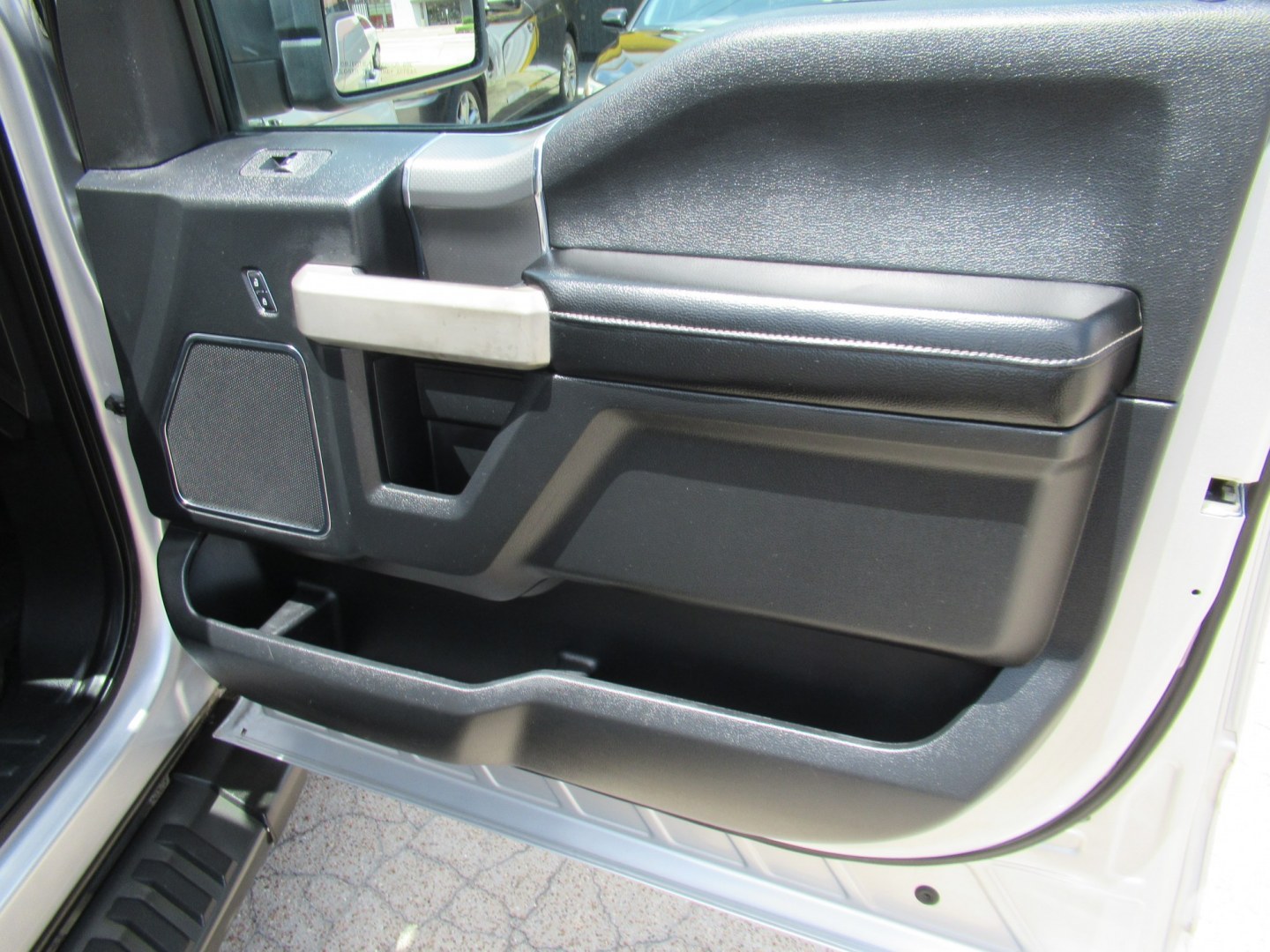 2015 Silver /Black Ford F-150 XLT SuperCrew 6.5-ft. Bed 4WD (1FTEW1EF0FF) with an 5.0L V8 engine, 6-Speed Automatic transmission, located at 1511 North Shepherd Dr., Houston, TX, 77008, (281) 657-1221, 29.798361, -95.412560 - 2015 Ford F-150 Lariat 130,833 miles VIN: 1FTEW1EF0FFA96810 Vehicle Details Crew Pickup 5.0L V8 F DOHC 32V Gasoline Rear wheel drive w/ 4X4- Photo#22