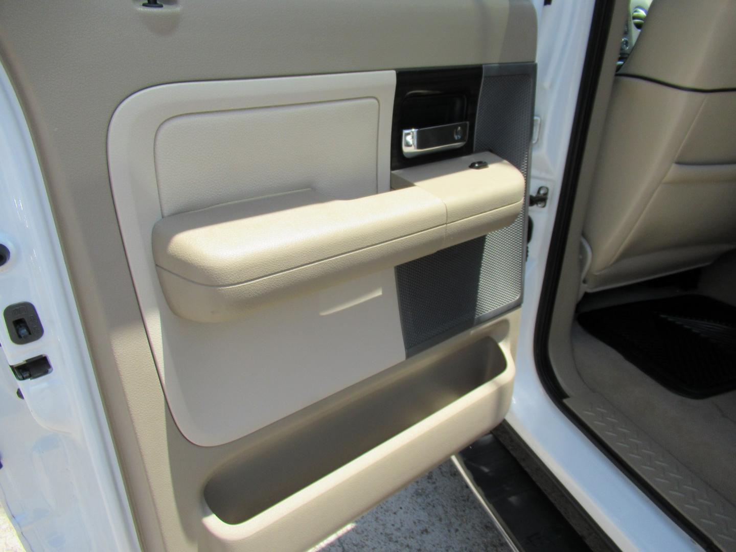 2008 White /Tan Lincoln Mark LT 2WD (5LTPW16518F) with an 5.4L V8 SOHC 24V engine, 4A transmission, located at 1511 North Shepherd Dr., Houston, TX, 77008, (281) 657-1221, 29.798361, -95.412560 - 2008 Lincoln Mark LT 219,705 miles VIN: 5LTPW16518FJ04007 Vehicle Details Crew Pickup 5.4L V8 F SOHC 3V Gasoline Rear wheel drive- Photo#2