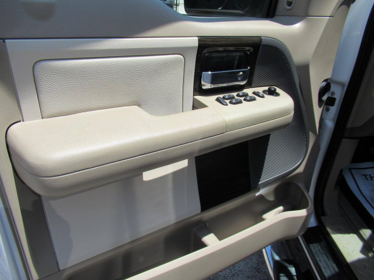 2008 White /Tan Lincoln Mark LT 2WD (5LTPW16518F) with an 5.4L V8 SOHC 24V engine, 4A transmission, located at 1511 North Shepherd Dr., Houston, TX, 77008, (281) 657-1221, 29.798361, -95.412560 - 2008 Lincoln Mark LT 219,705 miles VIN: 5LTPW16518FJ04007 Vehicle Details Crew Pickup 5.4L V8 F SOHC 3V Gasoline Rear wheel drive- Photo#3