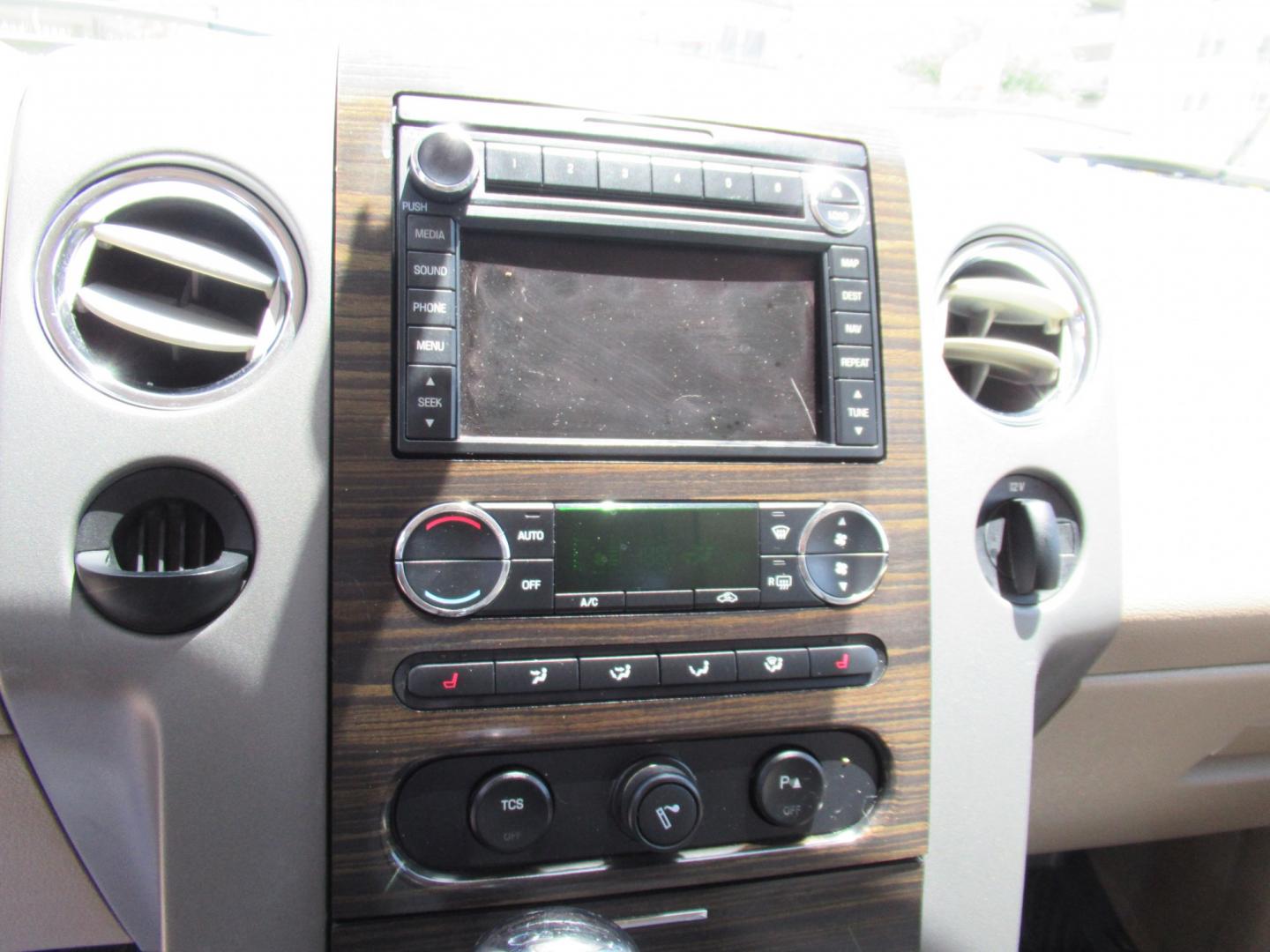 2008 White /Tan Lincoln Mark LT 2WD (5LTPW16518F) with an 5.4L V8 SOHC 24V engine, 4A transmission, located at 1511 North Shepherd Dr., Houston, TX, 77008, (281) 657-1221, 29.798361, -95.412560 - 2008 Lincoln Mark LT 219,705 miles VIN: 5LTPW16518FJ04007 Vehicle Details Crew Pickup 5.4L V8 F SOHC 3V Gasoline Rear wheel drive- Photo#6