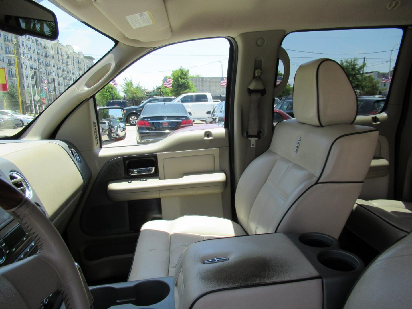 2008 White /Tan Lincoln Mark LT 2WD (5LTPW16518F) with an 5.4L V8 SOHC 24V engine, 4A transmission, located at 1511 North Shepherd Dr., Houston, TX, 77008, (281) 657-1221, 29.798361, -95.412560 - 2008 Lincoln Mark LT 219,705 miles VIN: 5LTPW16518FJ04007 Vehicle Details Crew Pickup 5.4L V8 F SOHC 3V Gasoline Rear wheel drive- Photo#5