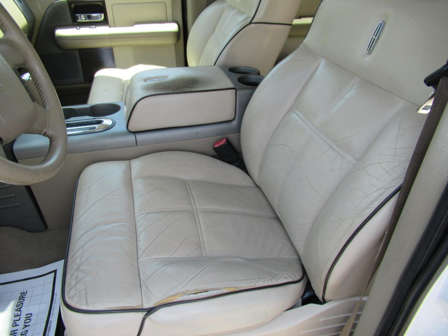 2008 White /Tan Lincoln Mark LT 2WD (5LTPW16518F) with an 5.4L V8 SOHC 24V engine, 4A transmission, located at 1511 North Shepherd Dr., Houston, TX, 77008, (281) 657-1221, 29.798361, -95.412560 - 2008 Lincoln Mark LT 219,705 miles VIN: 5LTPW16518FJ04007 Vehicle Details Crew Pickup 5.4L V8 F SOHC 3V Gasoline Rear wheel drive- Photo#4