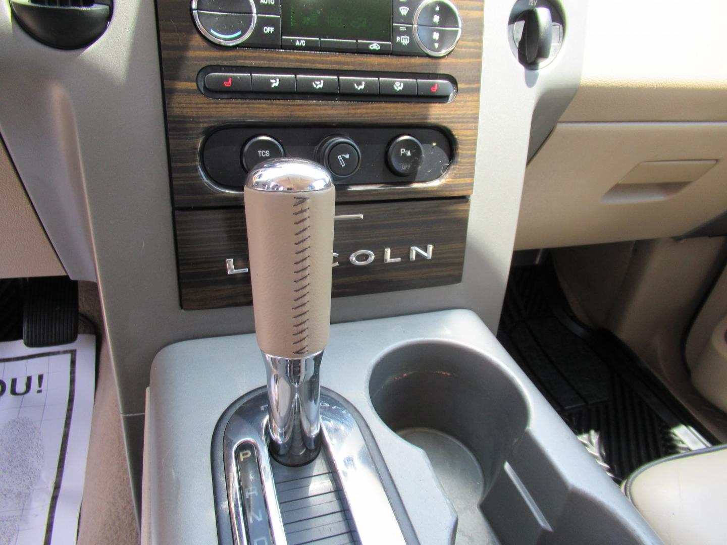 2008 White /Tan Lincoln Mark LT 2WD (5LTPW16518F) with an 5.4L V8 SOHC 24V engine, 4A transmission, located at 1511 North Shepherd Dr., Houston, TX, 77008, (281) 657-1221, 29.798361, -95.412560 - 2008 Lincoln Mark LT 219,705 miles VIN: 5LTPW16518FJ04007 Vehicle Details Crew Pickup 5.4L V8 F SOHC 3V Gasoline Rear wheel drive- Photo#7