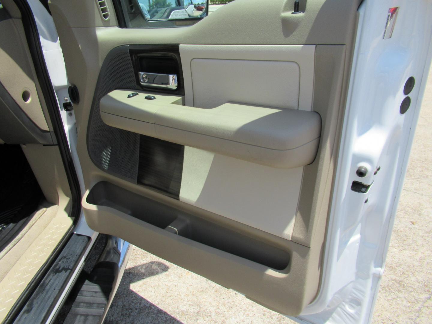 2008 White /Tan Lincoln Mark LT 2WD (5LTPW16518F) with an 5.4L V8 SOHC 24V engine, 4A transmission, located at 1511 North Shepherd Dr., Houston, TX, 77008, (281) 657-1221, 29.798361, -95.412560 - 2008 Lincoln Mark LT 219,705 miles VIN: 5LTPW16518FJ04007 Vehicle Details Crew Pickup 5.4L V8 F SOHC 3V Gasoline Rear wheel drive- Photo#18