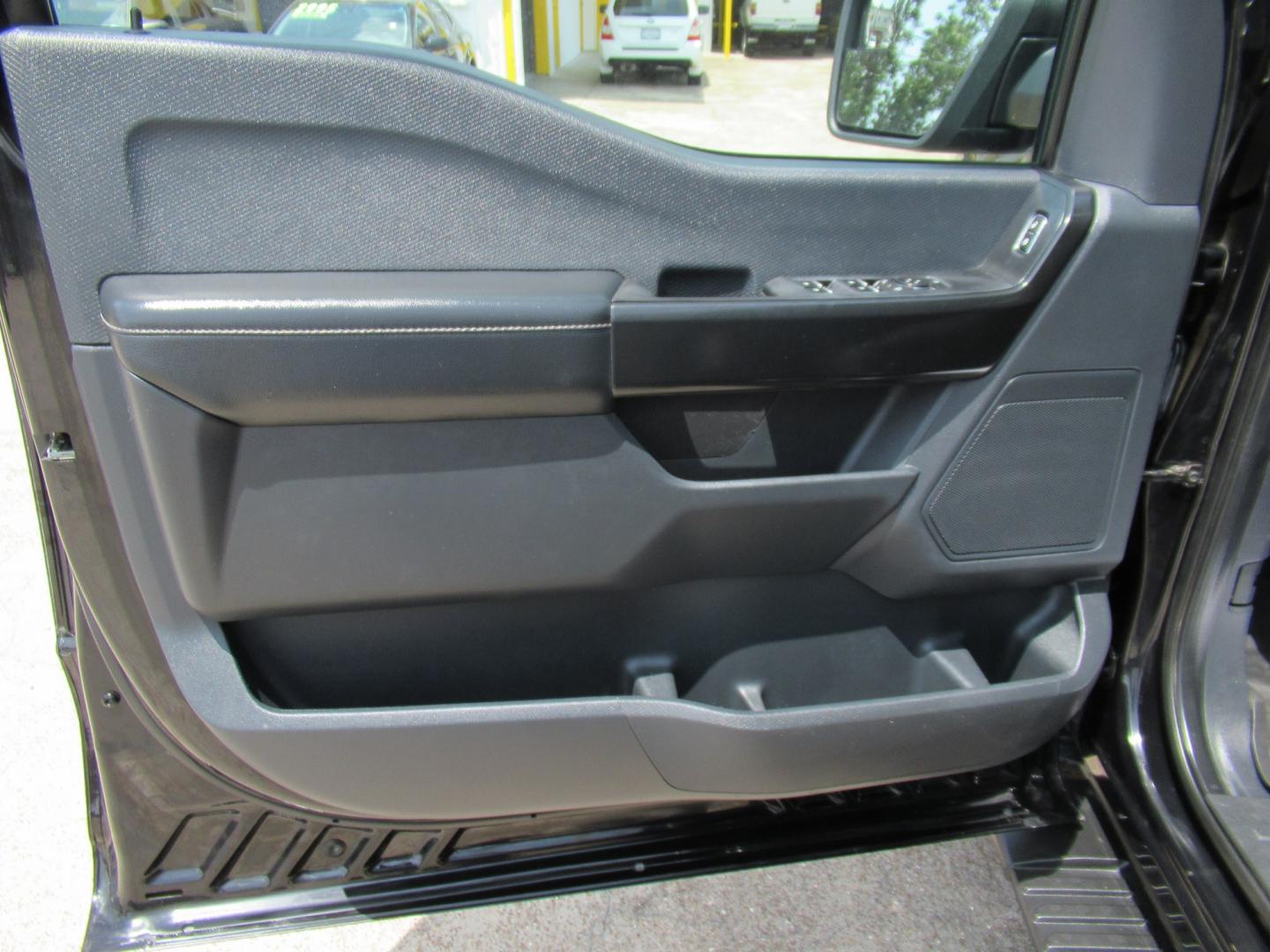 2022 Black /Black Ford F-150 XLT SuperCrew 6.5-ft. Bed 4WD (1FTEW1EP9NF) with an 2.7L V6 DOHC 24V engine, 6A transmission, located at 1511 North Shepherd Dr., Houston, TX, 77008, (281) 657-1221, 29.798361, -95.412560 - 2022 Ford F-150 XL 143,249 miles VIN: 1FTEW1EP9NFA10613 Vehicle Details Crew Pickup 2.7L V6 F DOHC 24V Gasoline Rear wheel drive w/ 4X4- Photo#4