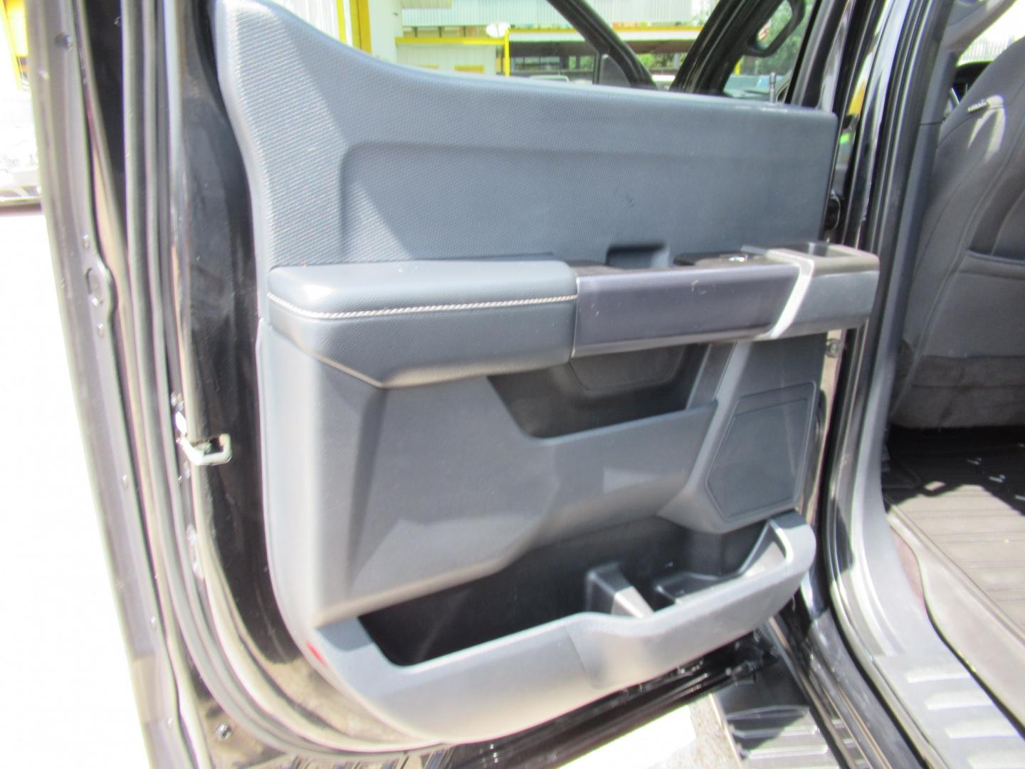 2022 Black /Black Ford F-150 XLT SuperCrew 6.5-ft. Bed 4WD (1FTEW1EP9NF) with an 2.7L V6 DOHC 24V engine, 6A transmission, located at 1511 North Shepherd Dr., Houston, TX, 77008, (281) 657-1221, 29.798361, -95.412560 - 2022 Ford F-150 XL 143,249 miles VIN: 1FTEW1EP9NFA10613 Vehicle Details Crew Pickup 2.7L V6 F DOHC 24V Gasoline Rear wheel drive w/ 4X4- Photo#7