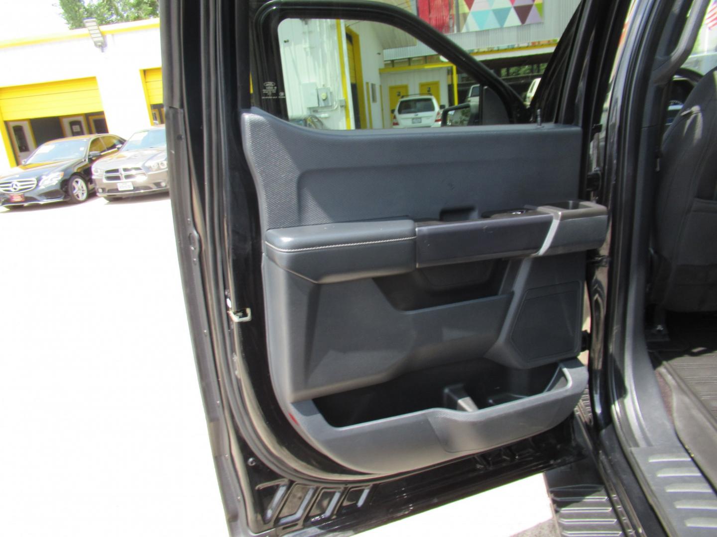 2022 Black /Black Ford F-150 XLT SuperCrew 6.5-ft. Bed 4WD (1FTEW1EP9NF) with an 2.7L V6 DOHC 24V engine, 6A transmission, located at 1511 North Shepherd Dr., Houston, TX, 77008, (281) 657-1221, 29.798361, -95.412560 - 2022 Ford F-150 XL 143,249 miles VIN: 1FTEW1EP9NFA10613 Vehicle Details Crew Pickup 2.7L V6 F DOHC 24V Gasoline Rear wheel drive w/ 4X4- Photo#8